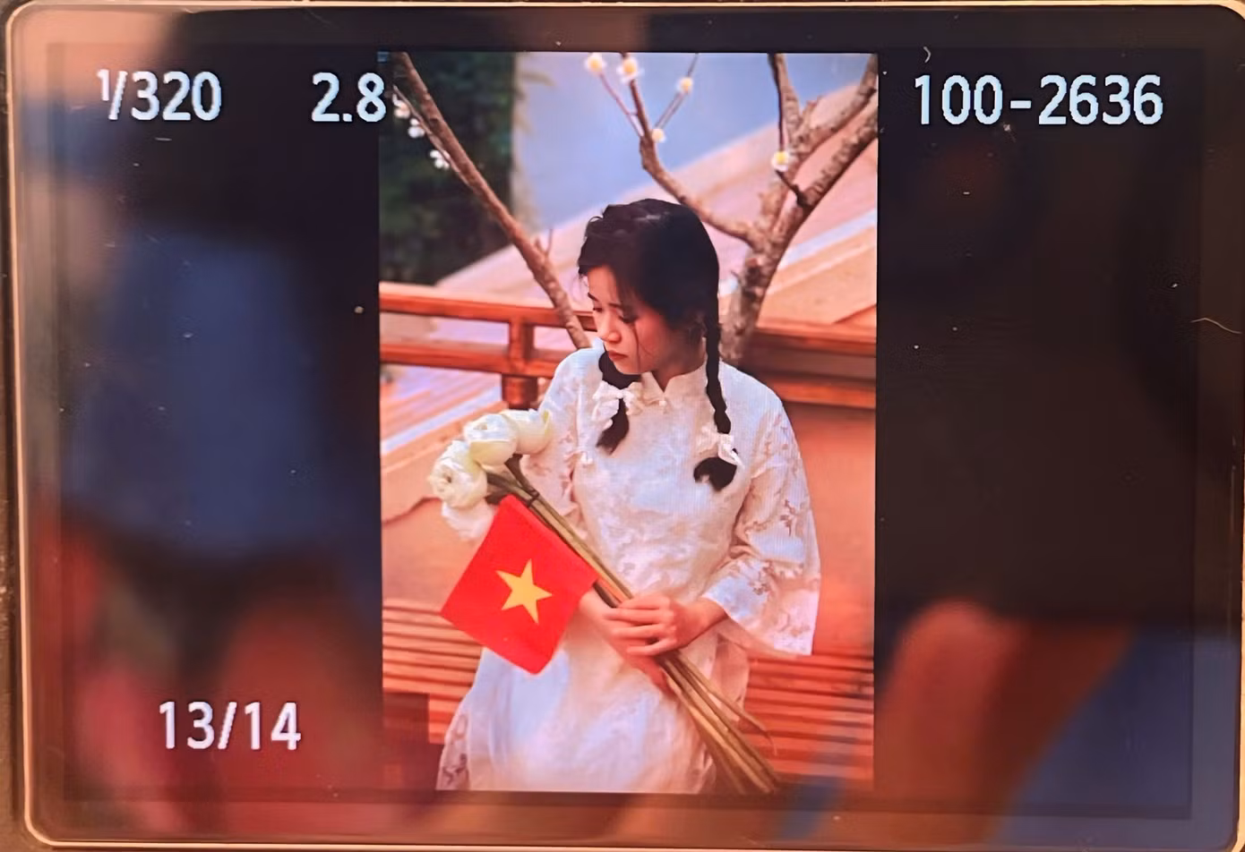 "Những người trẻ chúng em sẽ hướng về lịch sử qua từng góc ảnh. Bởi lẽ tinh thần yêu nước và lòng biết ơn chưa bao giờ mất đi trong lòng giới trẻ, được thể hiện bằng những hình thức mới, gần gũi hơn", Bảo Hân chia sẻ. "Những người trẻ chúng em sẽ hướng về lịch sử qua từng góc ảnh. Bởi lẽ tinh thần yêu nước và lòng biết ơn chưa bao giờ mất đi trong lòng giới trẻ, được thể hiện bằng những hình thức mới, gần gũi hơn", Bảo Hân chia sẻ.