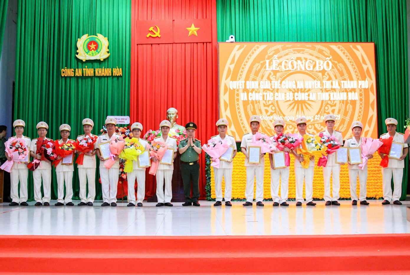 Trao các quyết định điều động, bổ nhiệm cán bộ của Công an tỉnh Khánh Hòa. Ảnh: L.P Trao các quyết định điều động, bổ nhiệm cán bộ của Công an tỉnh Khánh Hòa. Ảnh: L.P