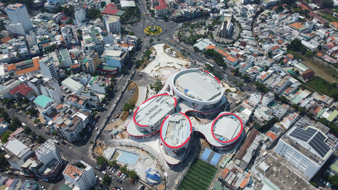 Dự án Cung văn hóa thiếu nhi tỉnh Khánh Hòa có tổng mức đầu tư hơn 544 tỷ đồng, được xây dựng trên diện tích hơn 2,7 ha, có vị trí đắc địa, bao quanh là các con đường như Thái Nguyên, Lê Thành Phương, Yersin và đối diện nhà thờ đá nổi tiếng.