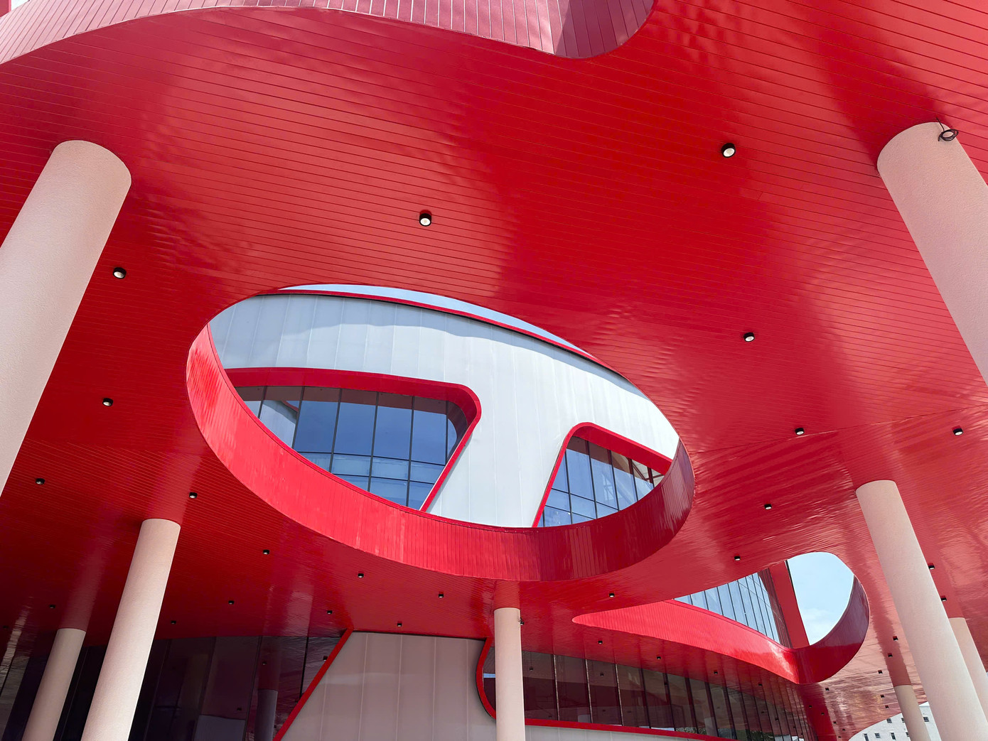 Cung văn hóa thiếu nhi tỉnh Khánh Hòa có kiến trúc hiện đại, rộng rãi, gần gũi với thiên nhiên. Điểm nổi bật là những khối nhà vòng cung tạo nên hiệu ứng thị giác đẹp mắt.