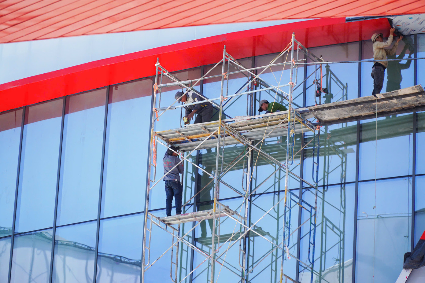 Công nhân thi công gấp rút để kịp tiến độ.