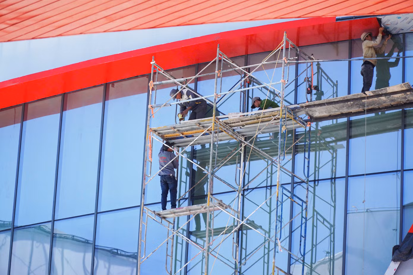 Công nhân thi công gấp rút để kịp tiến độ.
