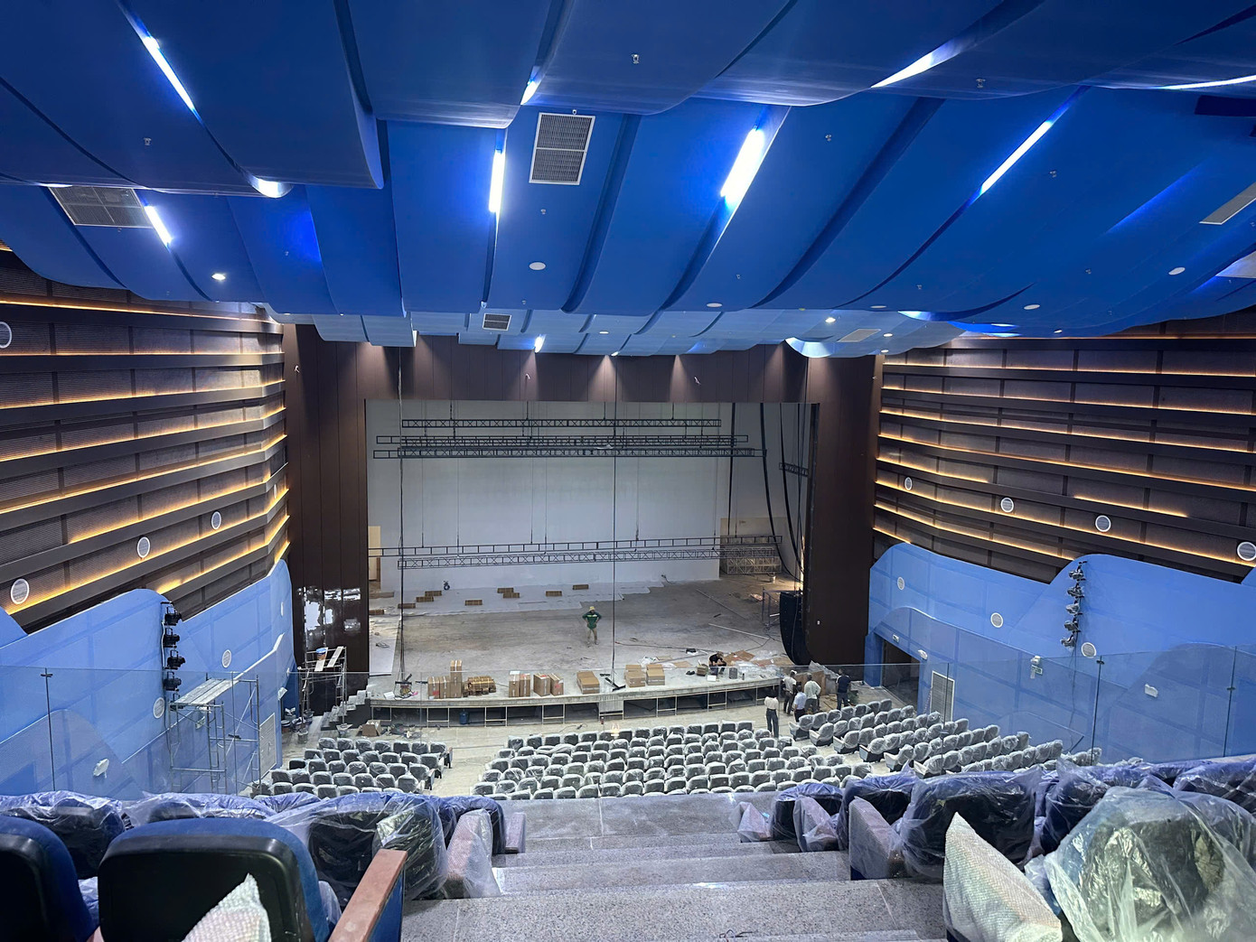 Nhà hát măng non được xem là "trái tim" của dự án, hiện hoàn thiện hệ thống âm thanh, ánh sáng và lót nền sân khấu.