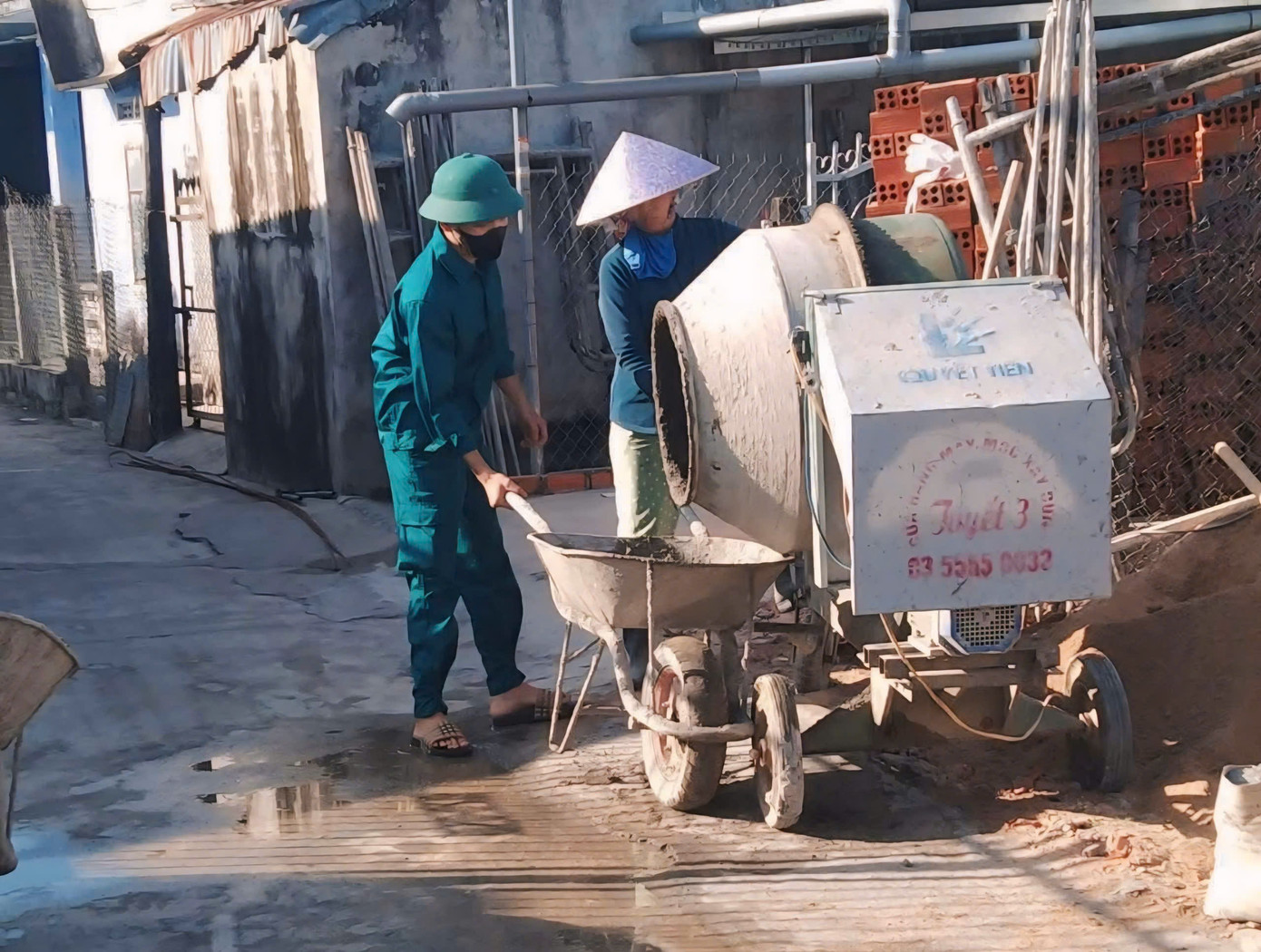 Theo Đoàn xã Vạn Phú, hoạt động này không chỉ giúp đỡ người dân có nơi ở ổn định mà còn là cách để giáo dục truyền thống tương thân tương ái, lá lành đùm lá rách cho thế hệ trẻ.