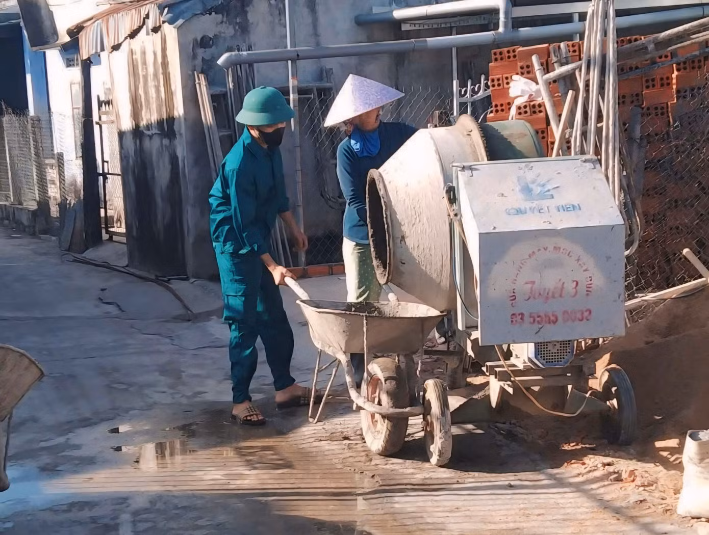 Theo Đoàn xã Vạn Phú, hoạt động này không chỉ giúp đỡ người dân có nơi ở ổn định mà còn là cách để giáo dục truyền thống tương thân tương ái, lá lành đùm lá rách cho thế hệ trẻ. Theo Đoàn xã Vạn Phú, hoạt động này không chỉ giúp đỡ người dân có nơi ở ổn định mà còn là cách để giáo dục truyền thống tương thân tương ái, lá lành đùm lá rách cho thế hệ trẻ.