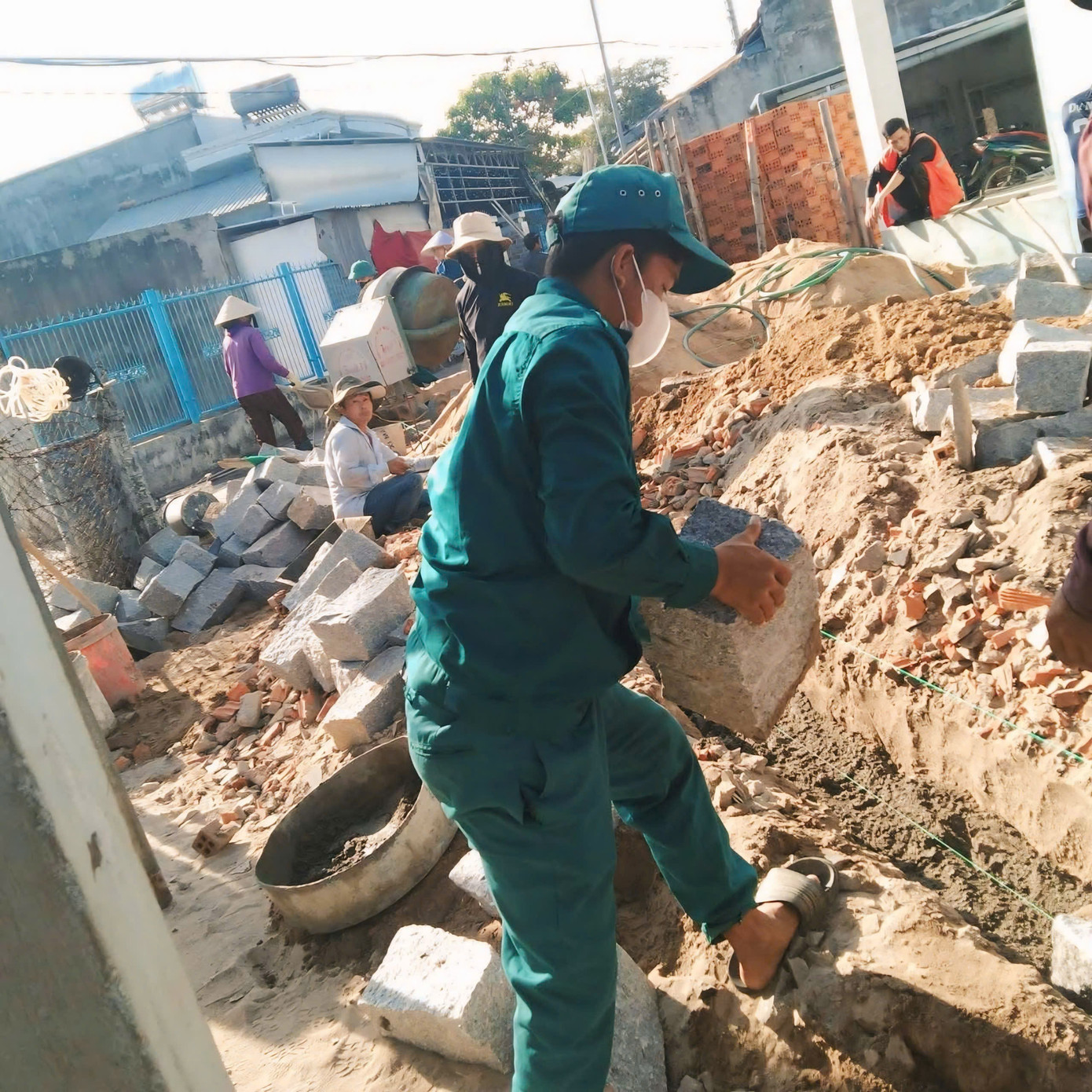 Dù vất vả nhưng những đôi bàn tay trẻ trung đầy nhiệt huyết đã cùng nhau góp sức trẻ hỗ trợ xóa nhà tạm, nhà dột nát cho người dân địa phương.