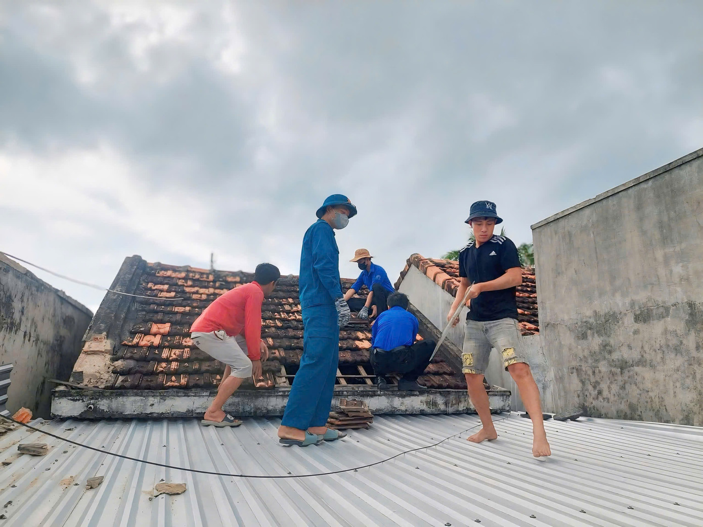 Tuần qua, hàng trăm đoàn viên thanh niên của các cơ sở Đoàn ở tỉnh Khánh Hòa tích cực tham gia góp sức, góp công hưởng ứng thực hiện chiến dịch xóa nhà tạm, nhà dột nát trên địa bàn tỉnh.