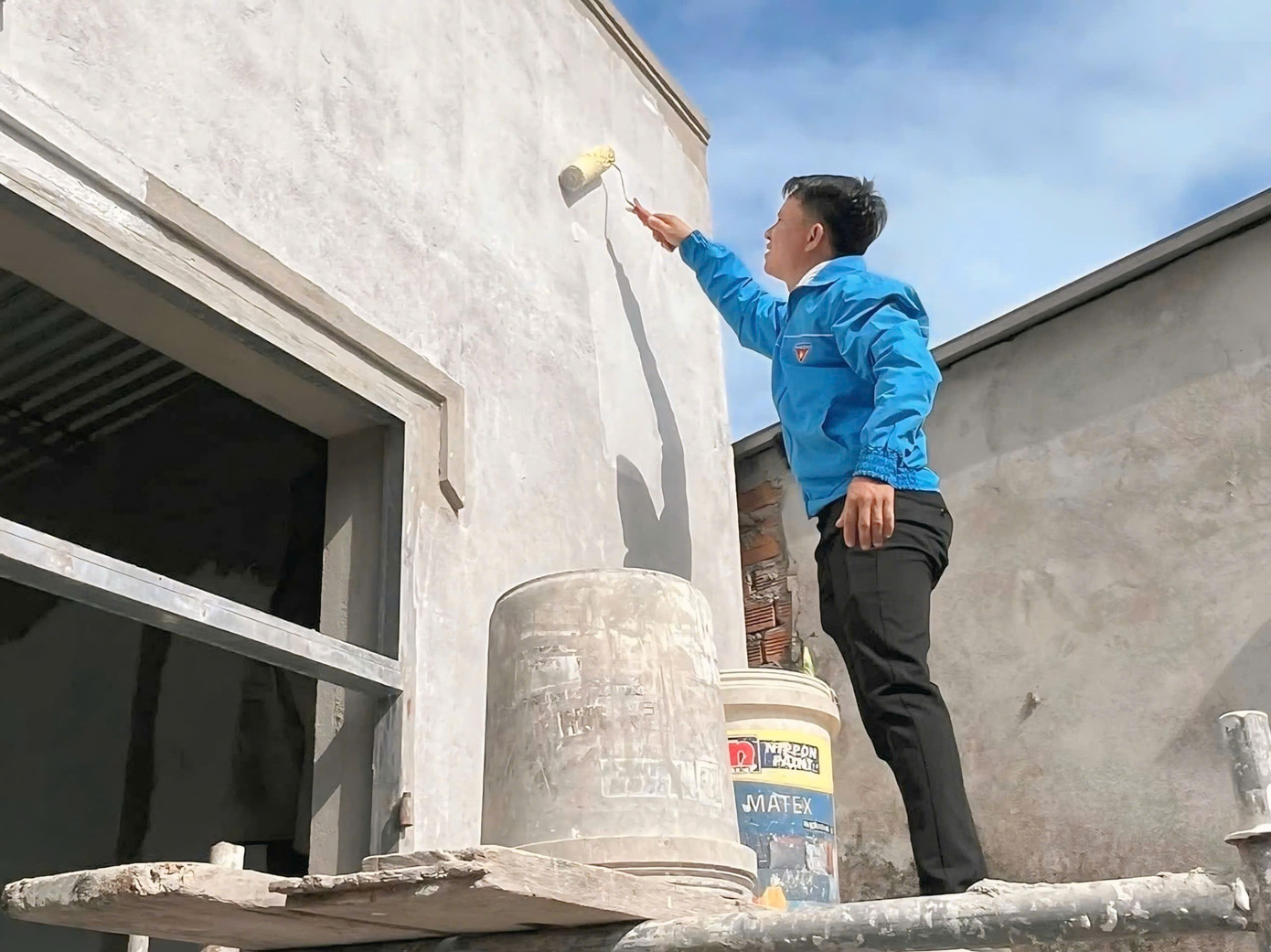 Đoàn viên, thanh niên huyện Diên Khánh cũng tham gia sơn, sửa lại nhà cho các hộ dân trên địa bàn huyện.