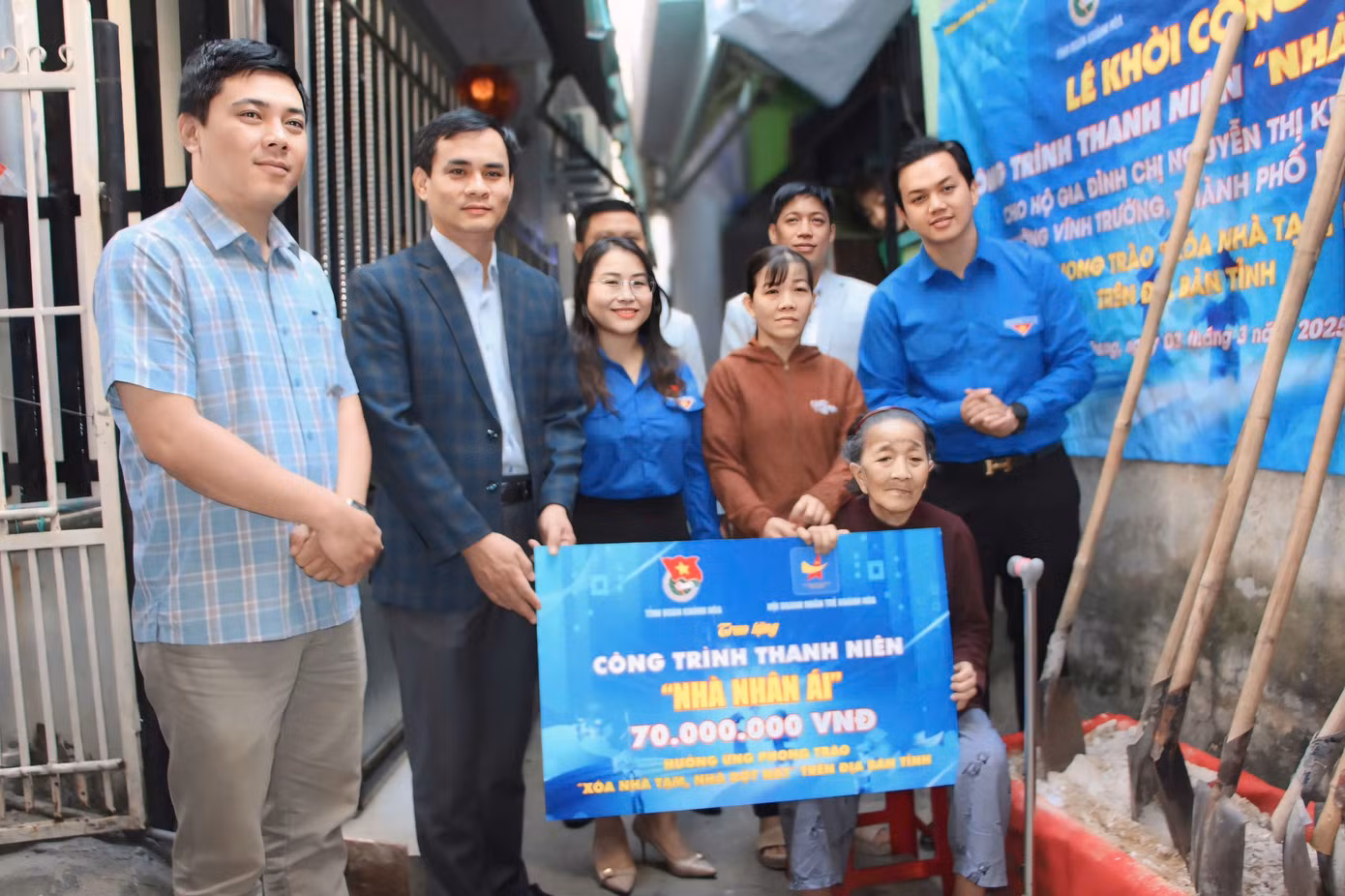 Anh Trần Anh Tuấn - Bí thư Tỉnh Đoàn Khánh Hòa, cho biết: Nêu cao tinh thần xung kích, trách nhiệm của tuổi trẻ, năm nay, Tỉnh Đoàn Khánh Hòa tập trung vận động đoàn viên, thanh niên hưởng ứng thực hiện xóa nhà tạm, nhà dột nát cho người dân. Anh Trần Anh Tuấn - Bí thư Tỉnh Đoàn Khánh Hòa, cho biết: Nêu cao tinh thần xung kích, trách nhiệm của tuổi trẻ, năm nay, Tỉnh Đoàn Khánh Hòa tập trung vận động đoàn viên, thanh niên hưởng ứng thực hiện xóa nhà tạm, nhà dột nát cho người dân.