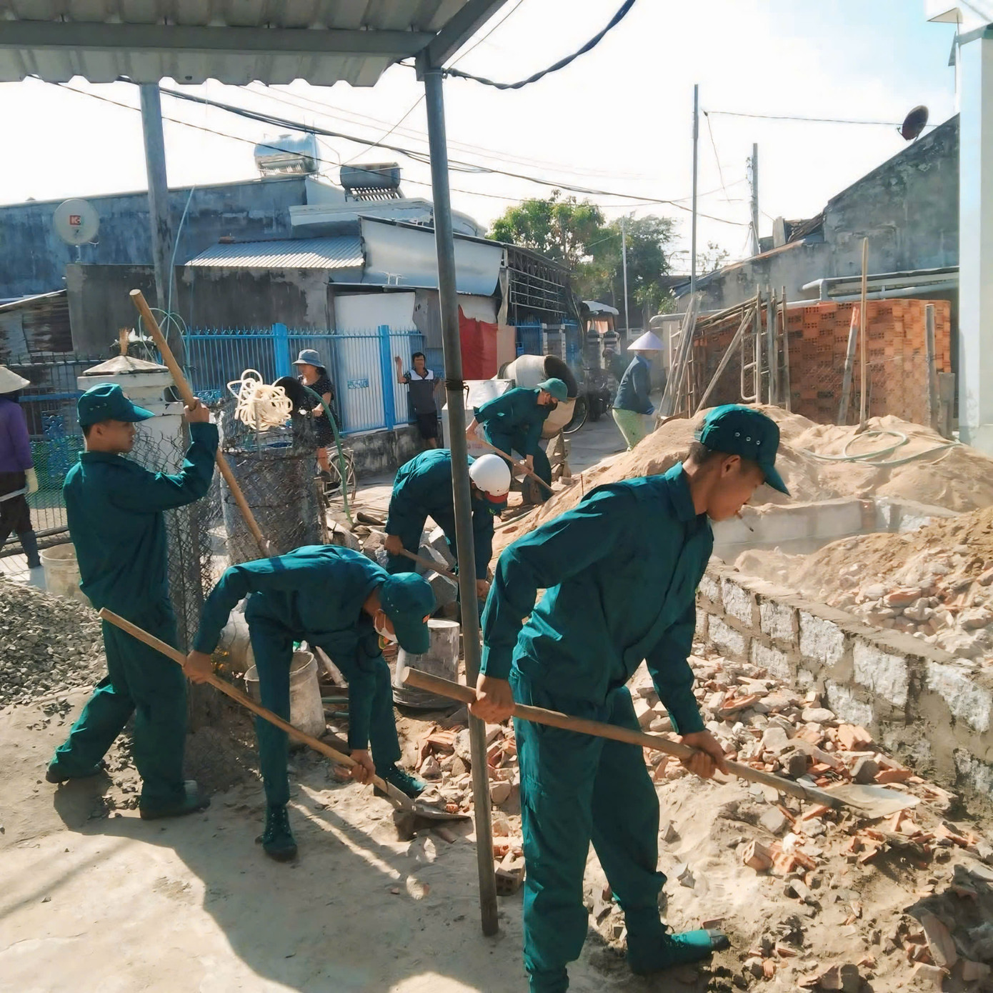 Tương tự, tuổi trẻ xã Vạn Phú, huyện Vạn Ninh cũng tích cực tham gia hỗ trợ xây dựng, sửa chữa nhà cho hộ nghèo, hộ gia đình có công với cách mạng theo tinh thần “ai có ít giúp ít, ai có nhiều giúp nhiều, ai có của giúp của, ai có công giúp công”.
