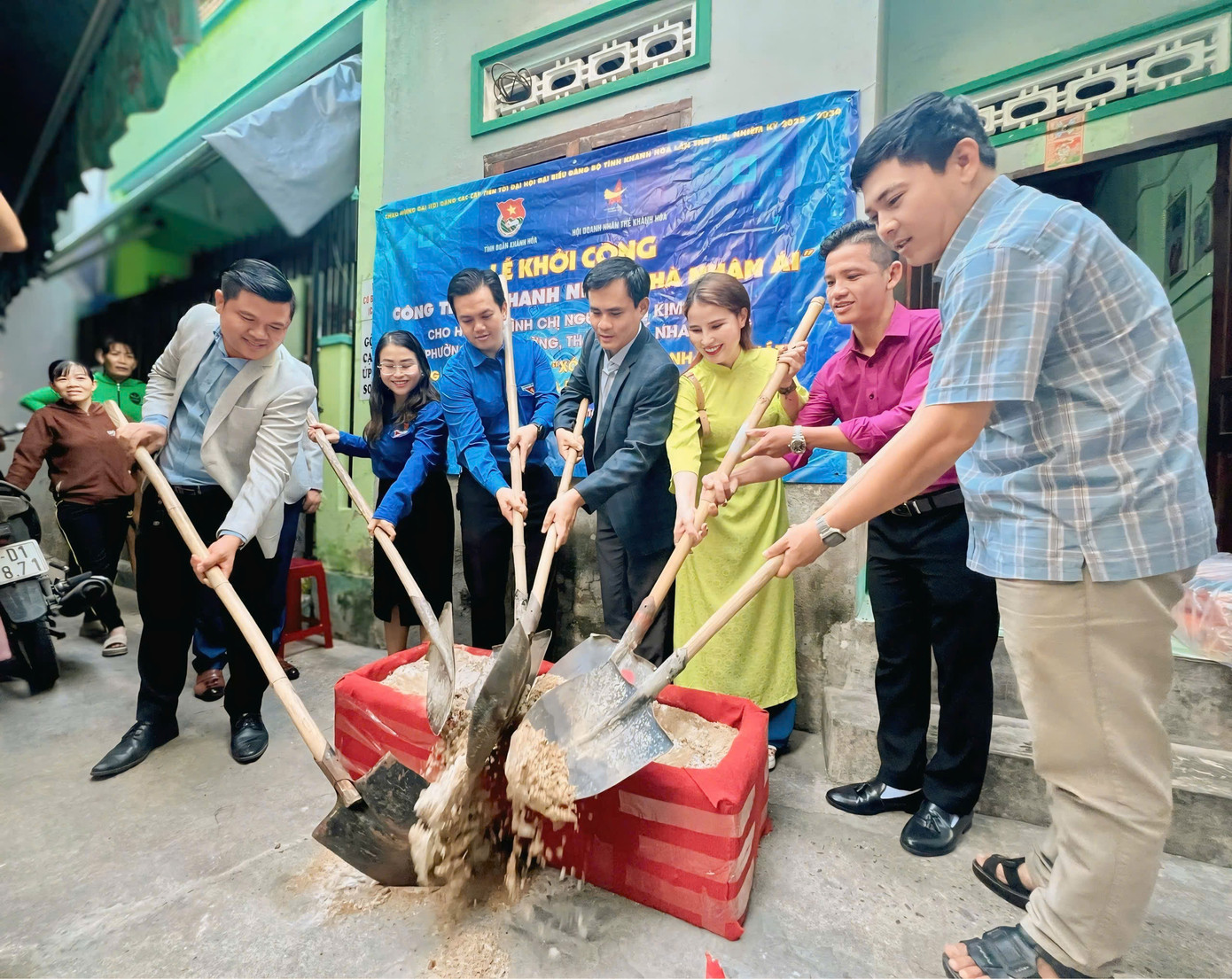 “Chúng tôi vận động các nguồn lực tham gia hỗ trợ kinh phí, vật liệu xây dựng và ngày công để thực hiện các công trình xóa nhà tạm, nhà dột nát, đảm bảo an toàn, có chất lượng, phù hợp với điều kiện và đúng đối tượng thụ hưởng”, anh Tuấn nói.