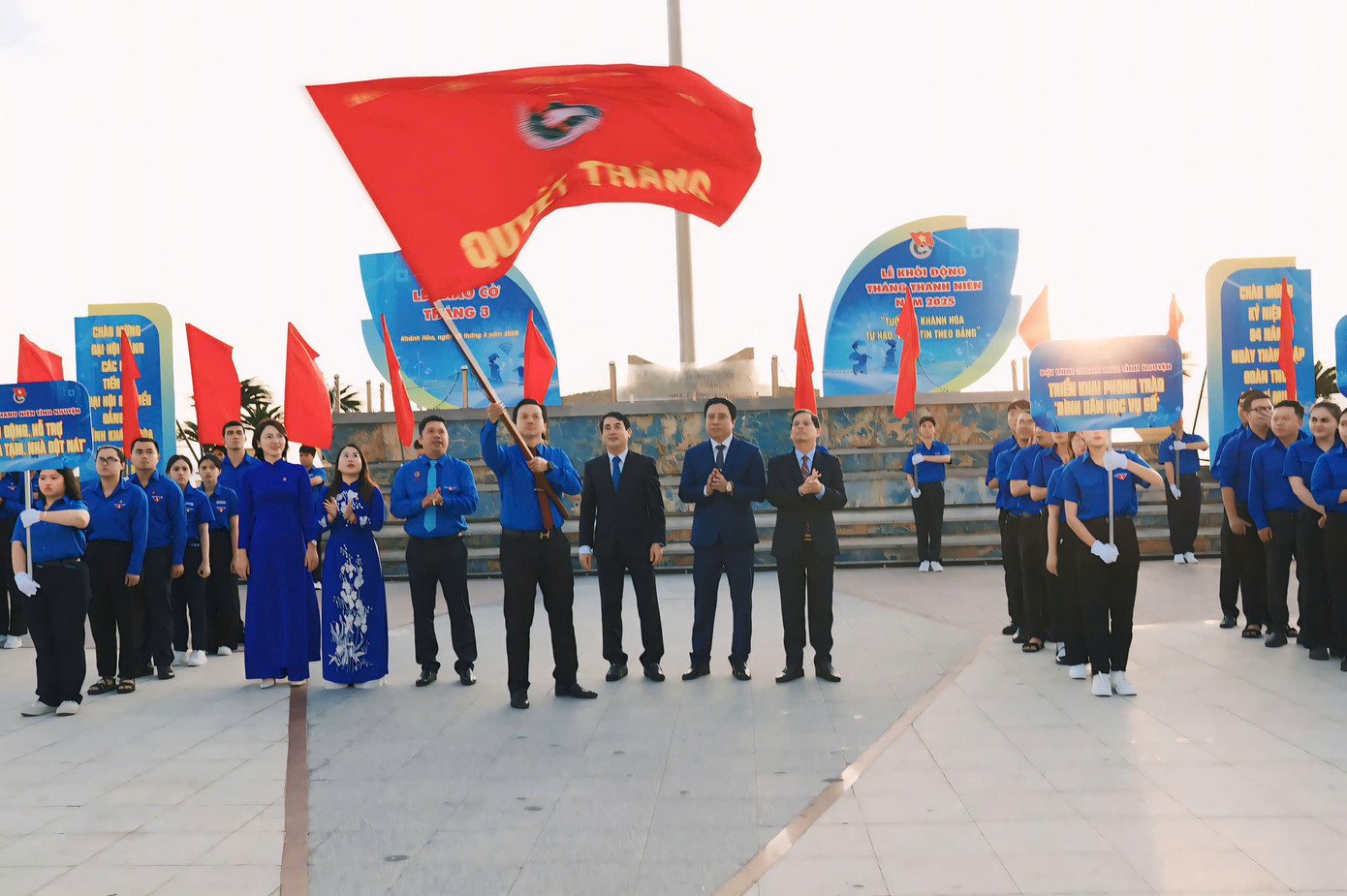 Thường trực Tỉnh ủy Khánh Hòa trao cờ quyết thắng cho lãnh đạo Tỉnh Đoàn Khánh Hòa.