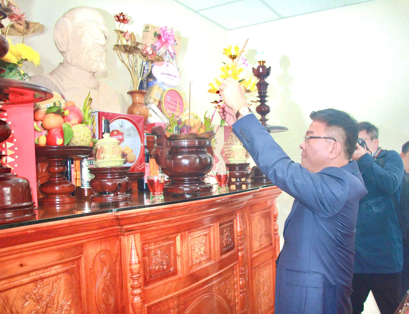 Dịp này, Phó Thủ tướng Lê Thành Long đã dâng hương tưởng niệm Bác sĩ Alexandre Yersin tại Viện Pasteur Nha Trang. Dịp này, Phó Thủ tướng Lê Thành Long đã dâng hương tưởng niệm Bác sĩ Alexandre Yersin tại Viện Pasteur Nha Trang.