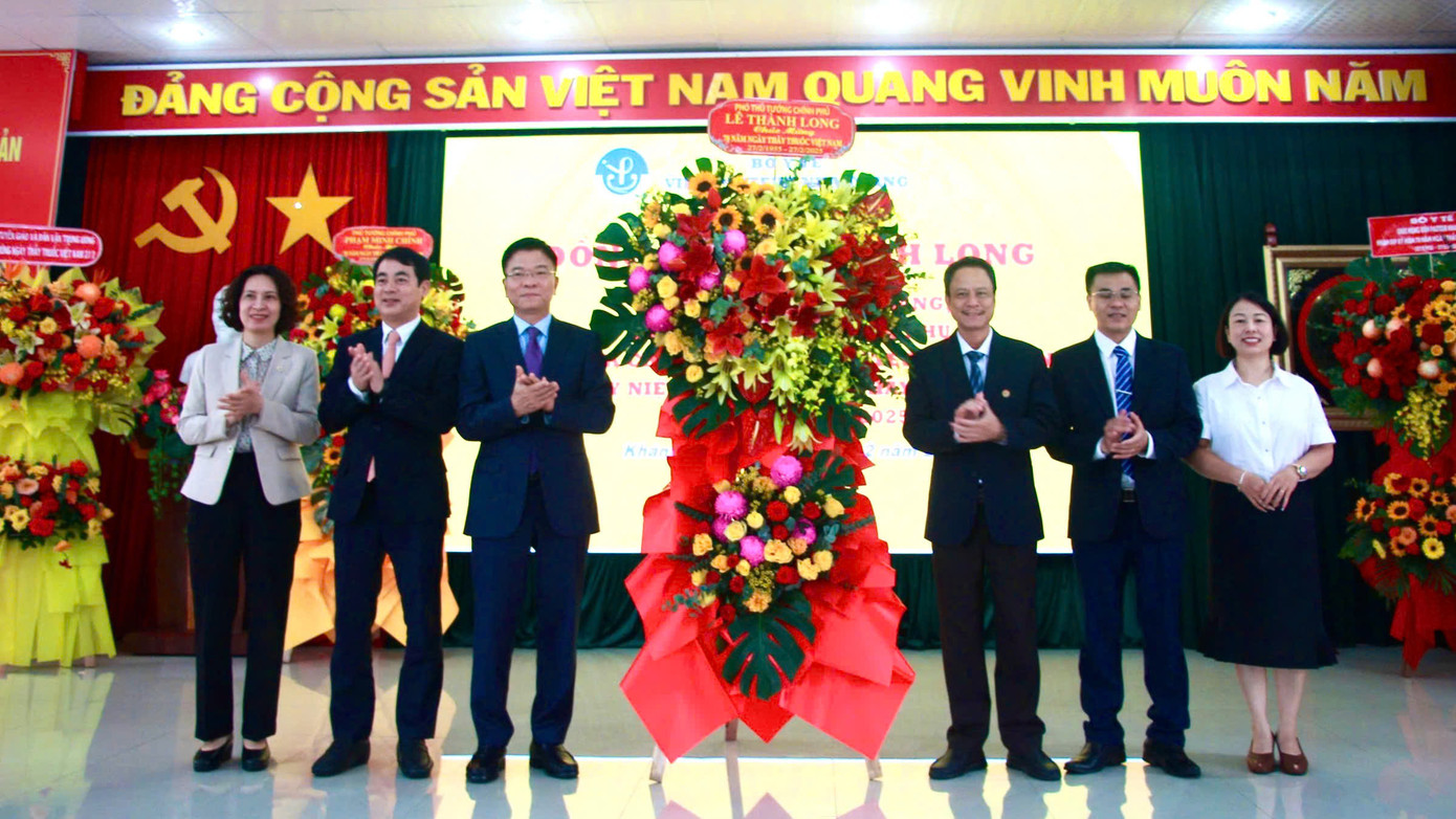 Phó Thủ tướng Lê Thành Long tặng hoa chúc mừng Viện Pasteur Nha Trang nhân dịp Kỷ niệm 70 năm Ngày Thầy thuốc Việt Nam. Phó Thủ tướng Lê Thành Long tặng hoa chúc mừng Viện Pasteur Nha Trang nhân dịp Kỷ niệm 70 năm Ngày Thầy thuốc Việt Nam.