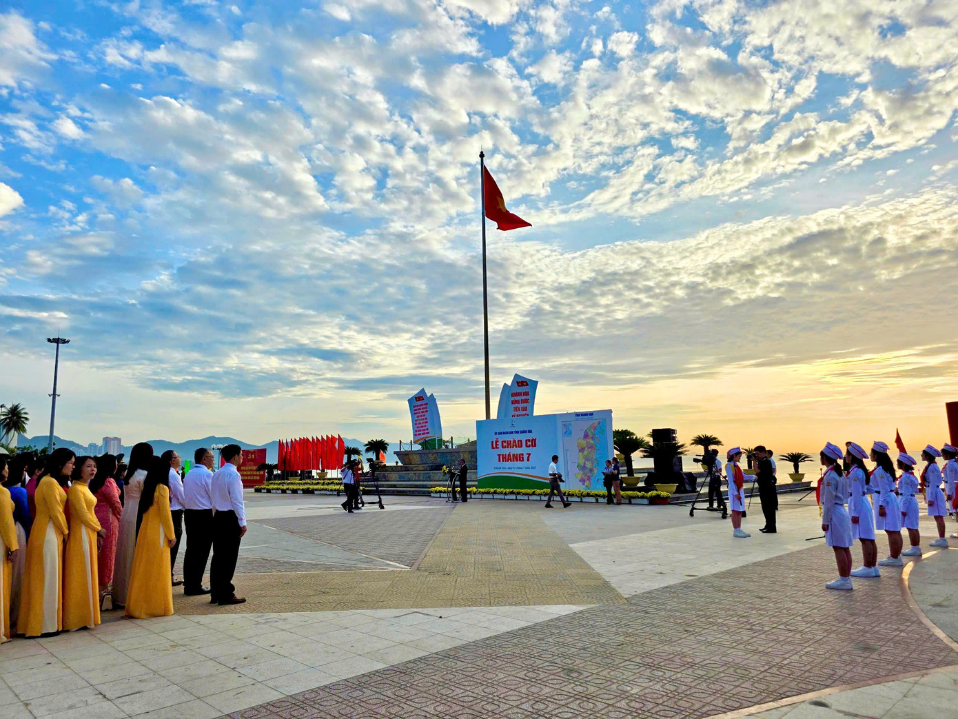 Tỉnh Khánh Hòa tổ chức lễ chào cờ đầu tiên sau khi sáp nhập 2 tỉnh Khánh Hòa và Ninh Thuận.