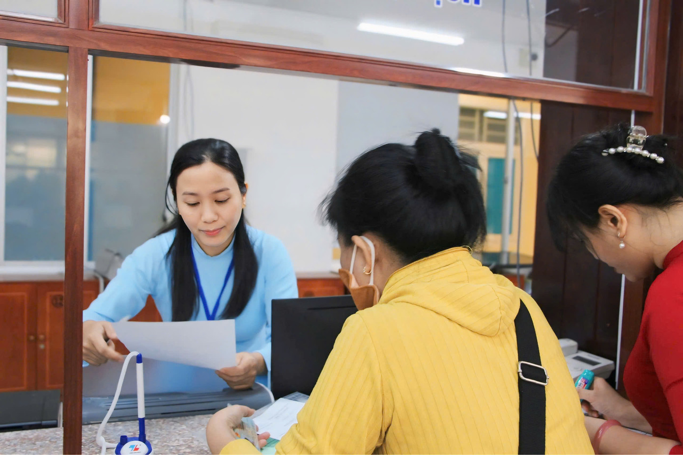 Bà Hồ Thị Bích Ngọc được cán bộ hướng dẫn tận tình, thủ tục xử lý nhanh chóng.