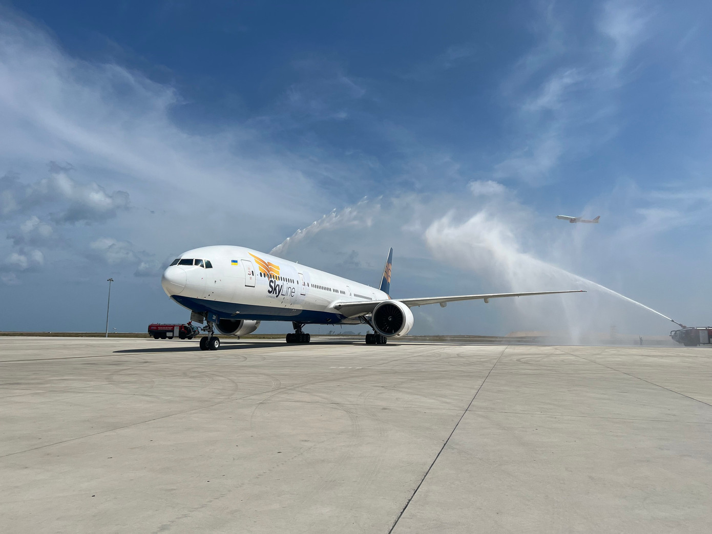 Lễ đón chuyến bay từ Ba Lan bằng nghi thức phun vòi rồng.