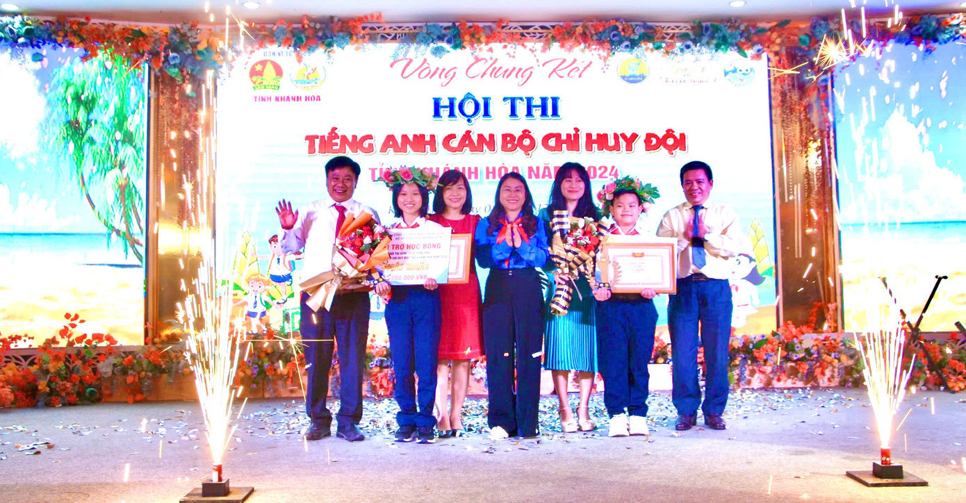 Hai thí sinh giành giải nhất chung cuộc ở hai bảng thi Tiểu học và THCS. Hai thí sinh giành giải nhất chung cuộc ở hai bảng thi Tiểu học và THCS.