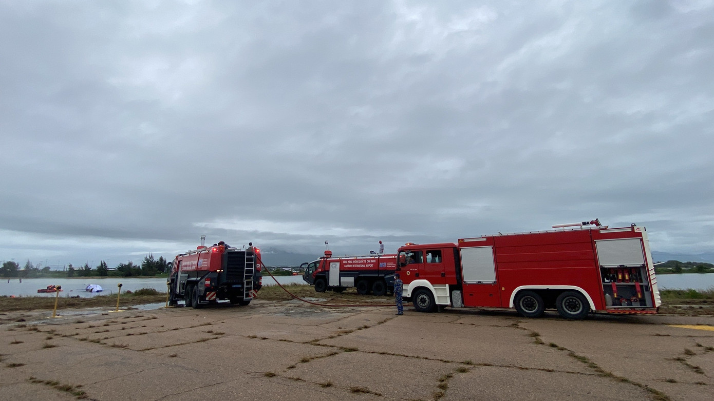 Trung tâm khẩn nguy Cảng Hàng không quốc tế Cam Ranh kích hoạt khẩn nguy hoàn toàn và triển khai công tác chữa cháy và cứu nạn cứu hộ trong môi trường nước.