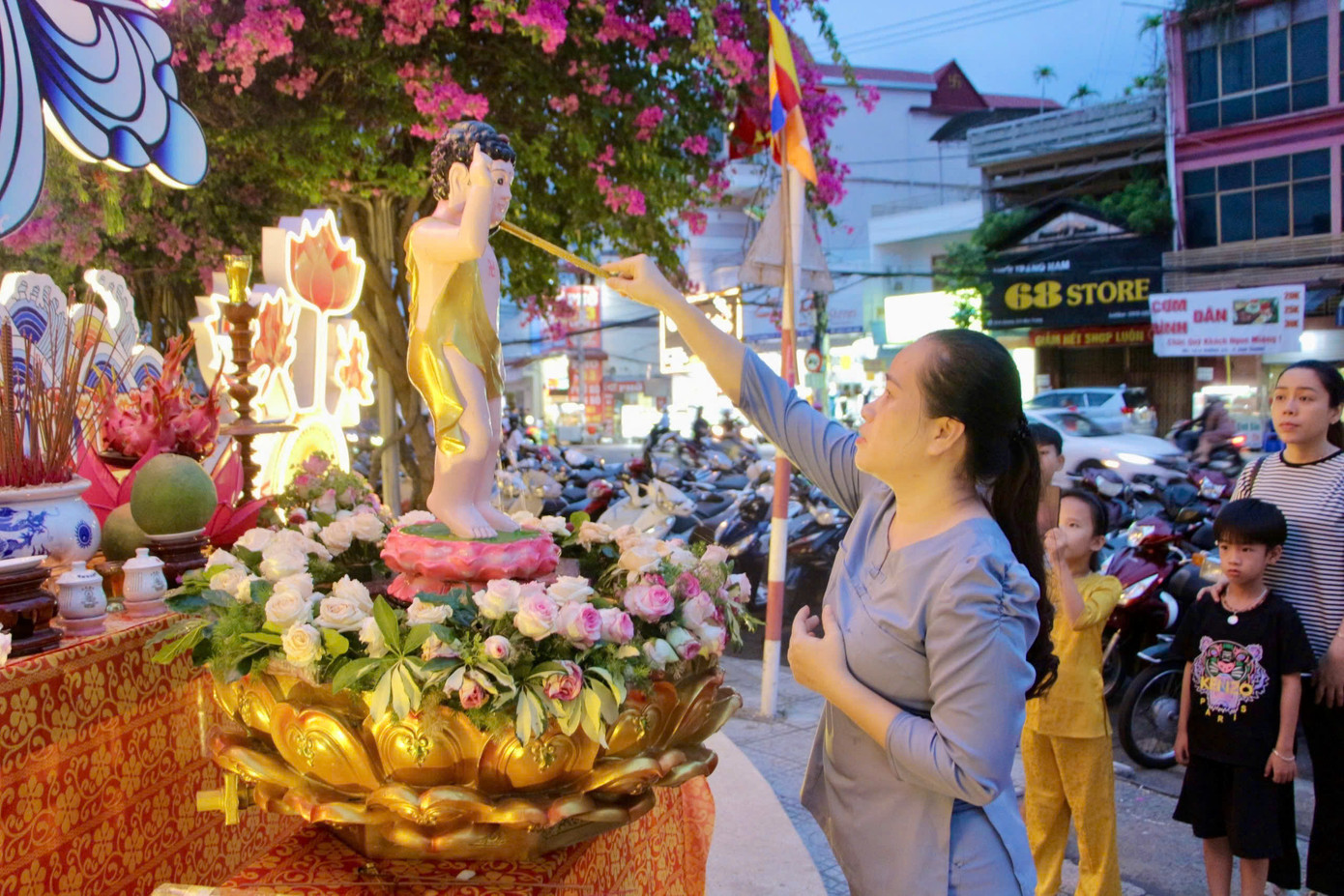Những ngày này, ở nhiều ngôi chùa trên địa bàn tỉnh Khánh Hòa cũng tổ chức lễ Mộc dục (tắm Phật) để người dân, Phật tử khắp nơi có thể thực hành các tín ngưỡng tôn giáo truyền thống trong dịp lễ Phật đản.