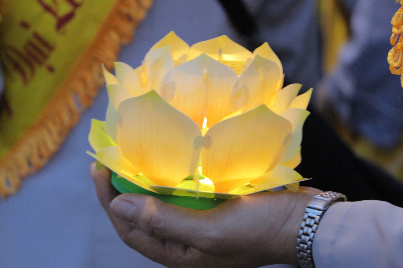 Lễ thả đèn hoa đăng không chỉ mang ý nghĩa tâm linh sâu sắc mà còn là biểu tượng rực rỡ của sự đoàn kết, lan tỏa thông điệp hòa bình và nhân ái.