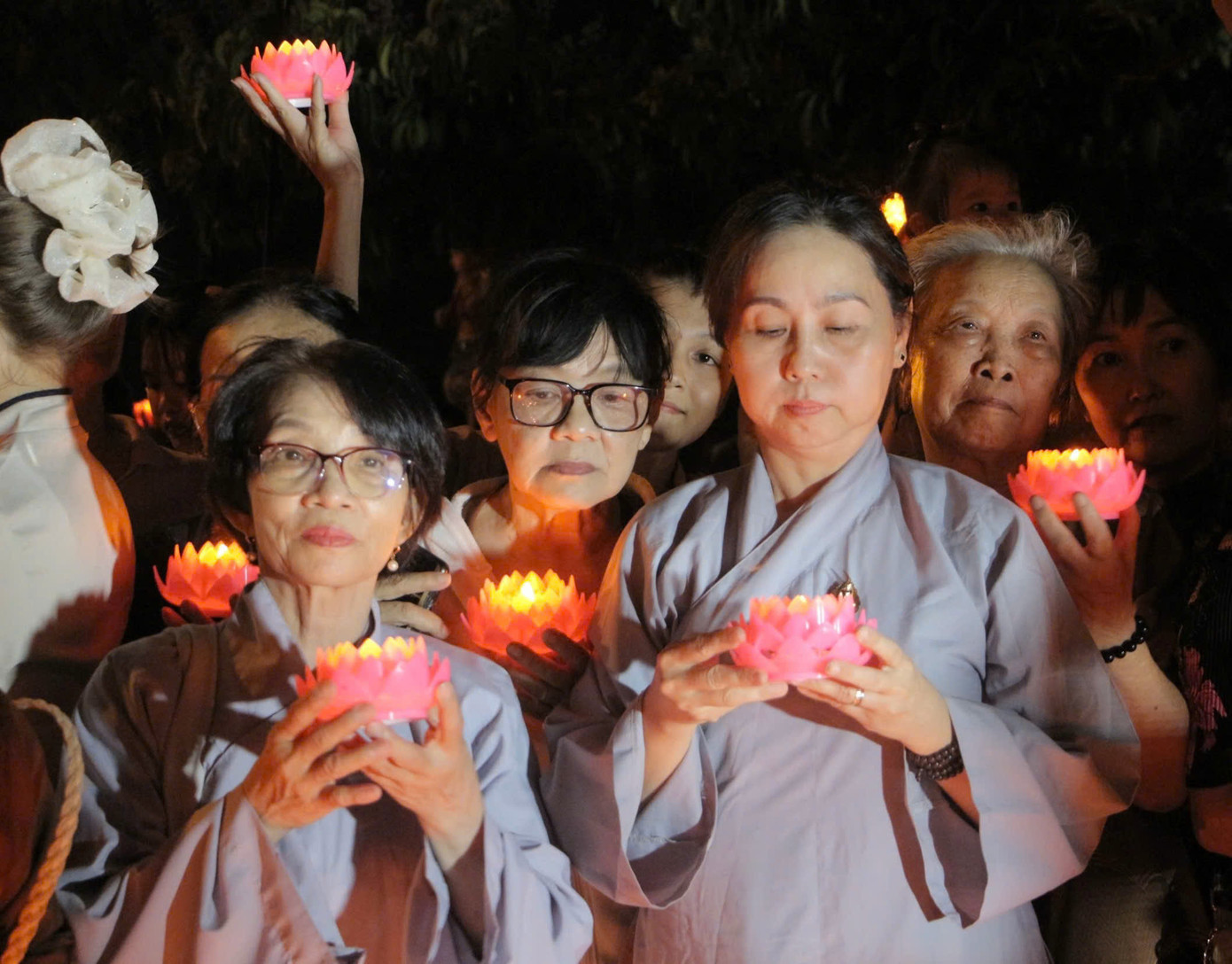 Người dân, phật tử thành kính nguyện cầu cho quốc thái dân an.