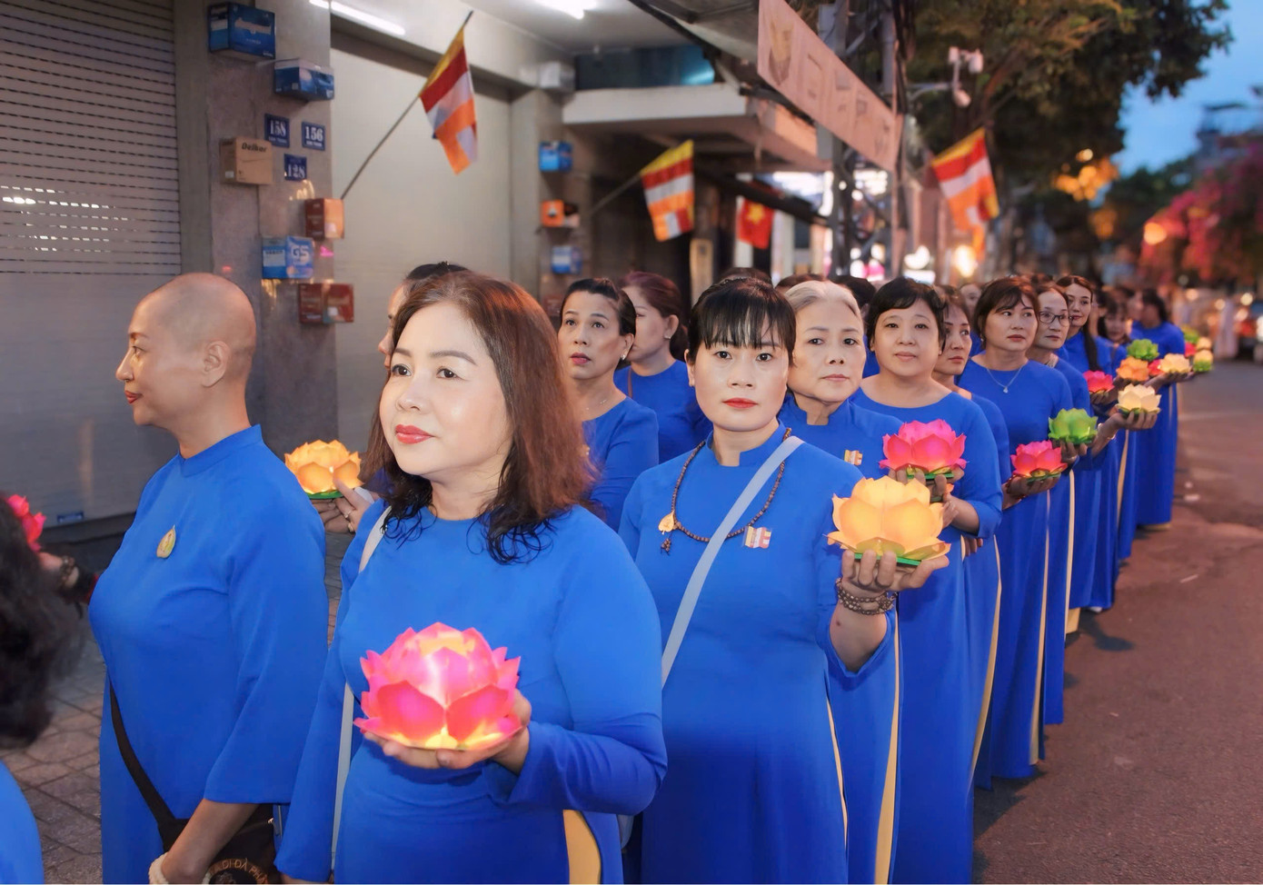 Ngay từ chiều tối, dòng người đông đúc di chuyển từ chùa Kỳ Viên Trung Nghĩa (phường Vạn Thạnh, TP. Nha Trang) đổ về hướng sông Cái cùng hòa vào không khí hân hoan, rộn ràng của buổi lễ.