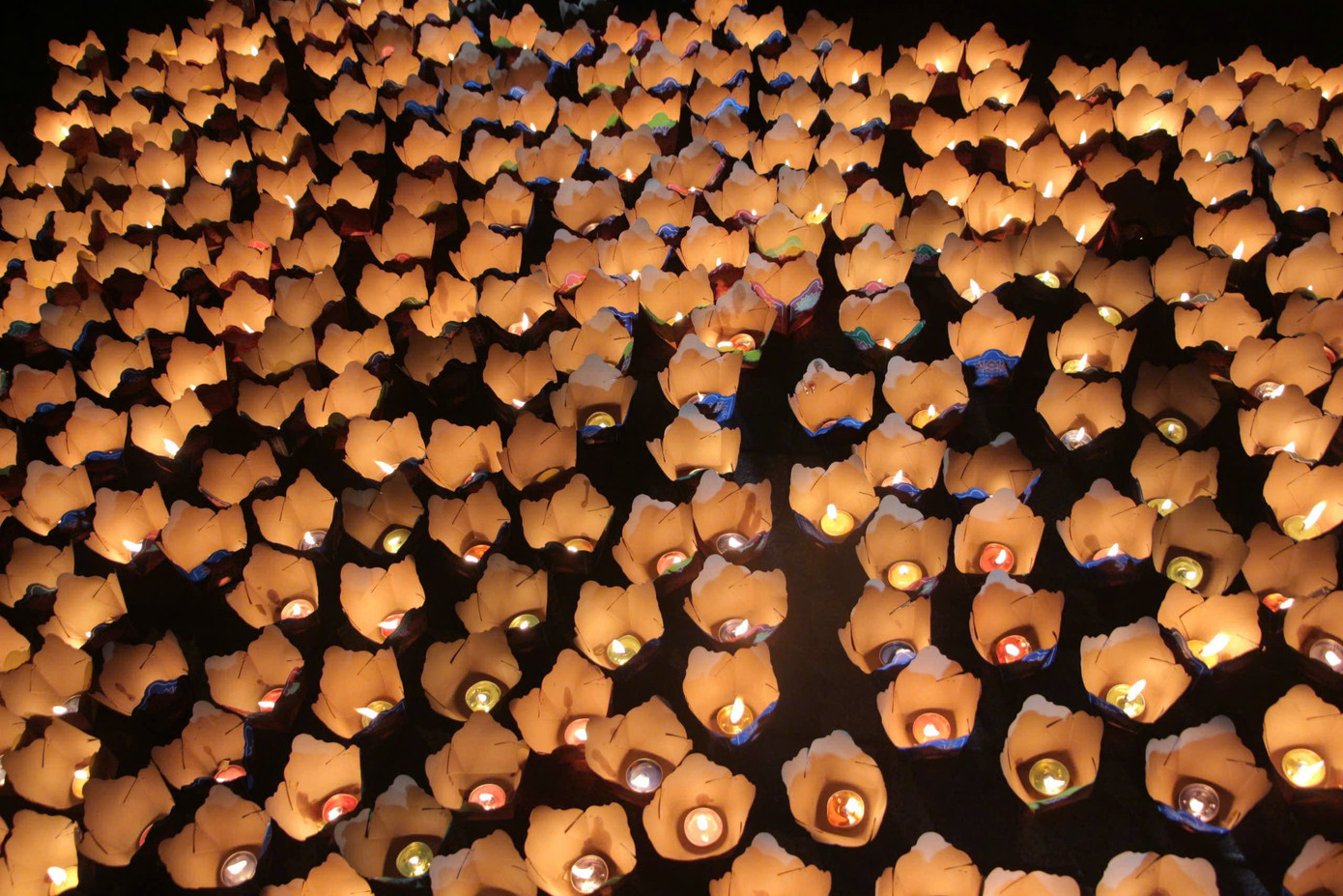 Do nước lên lớn nên những chiếc hoa đăng này sẽ được người trong ban tổ chức thả xuống sông Cái để đảm bảo an toàn cho người dân và phật tử.