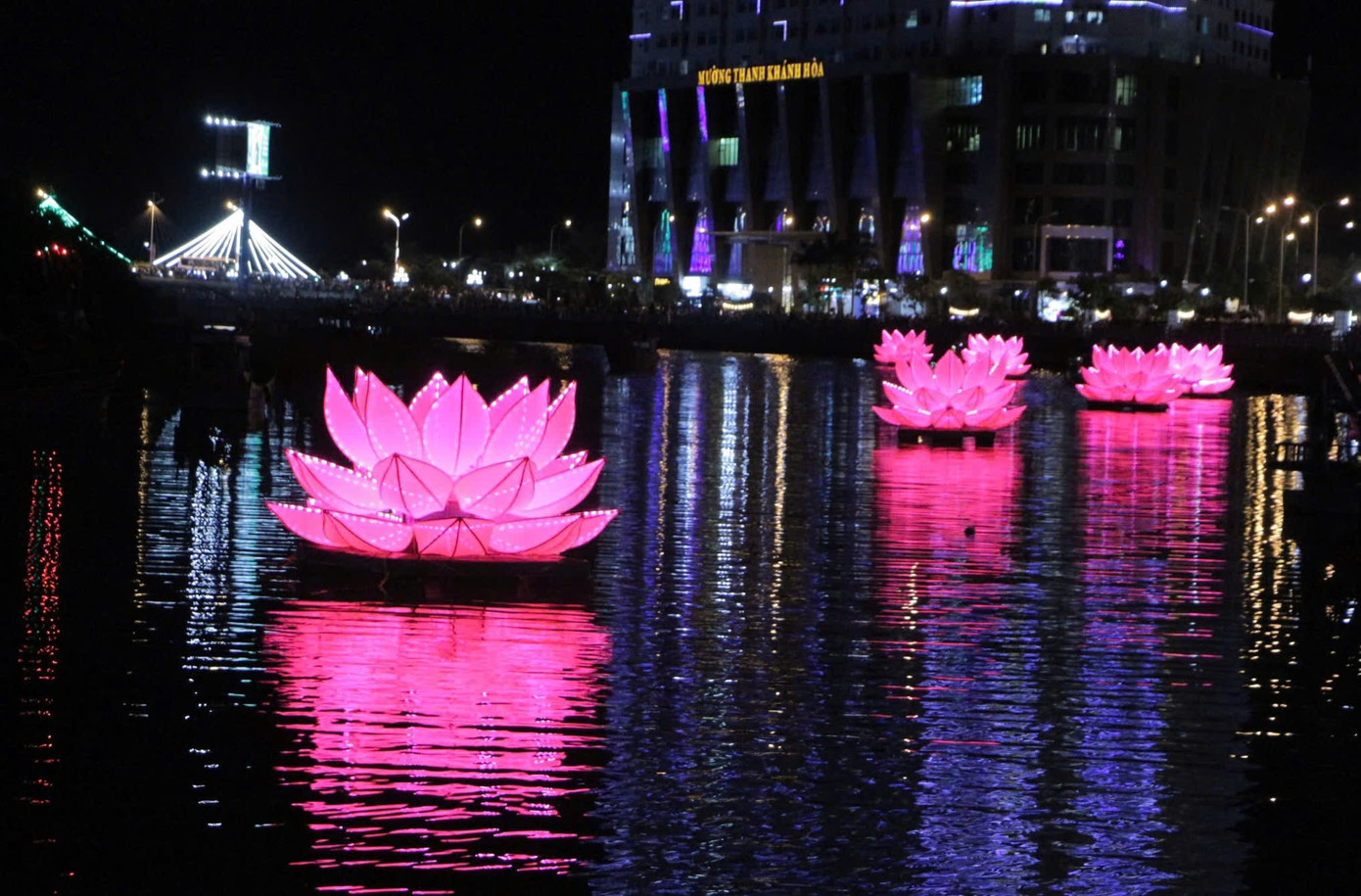 Điểm nhấn độc đáo nhất trong chuỗi sự kiện mừng đại lễ Vesak 2025 ở Khánh Hòa chính là 7 đóa sen khổng lồ được neo đậu trên dòng sông Cái tạo nên cảnh tượng lung linh huyền ảo.