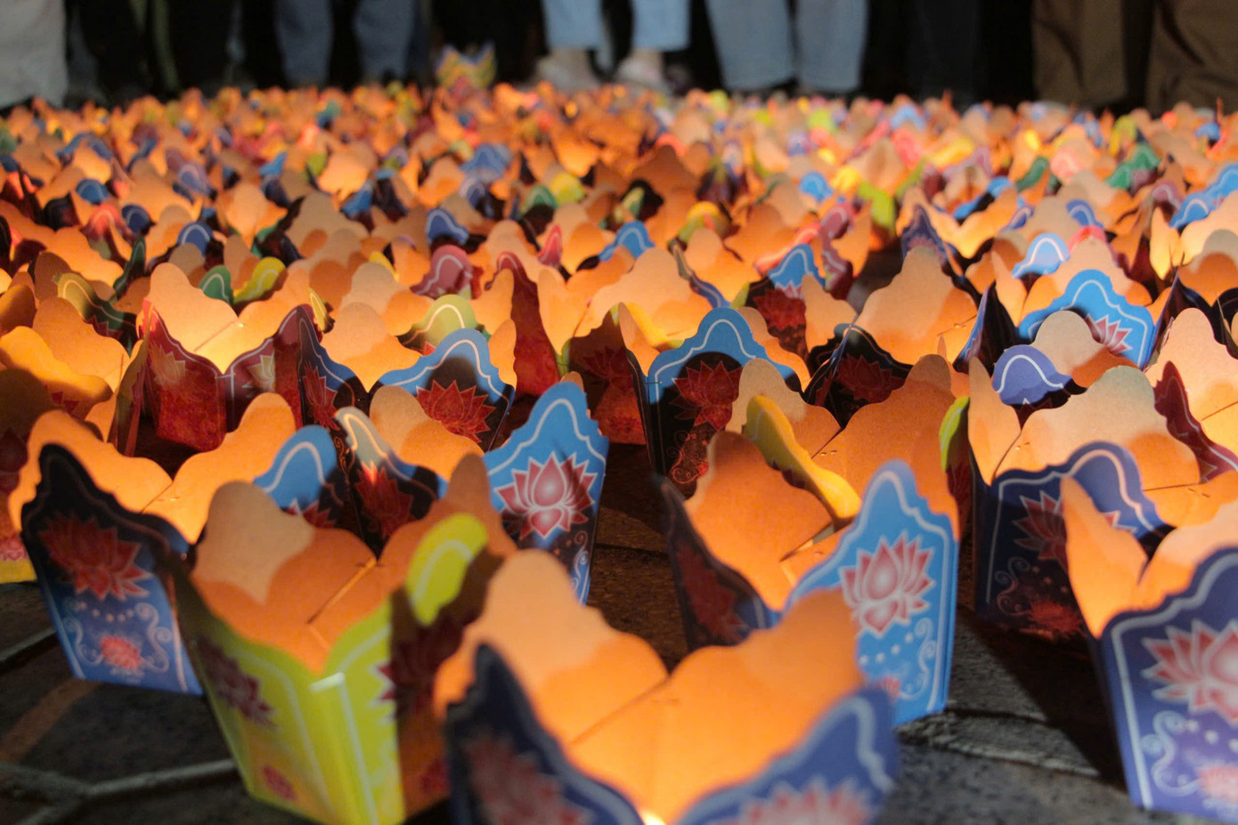 Dịp lễ Phật đản năm nay, Giáo hội Phật giáo Việt Nam tỉnh Khánh Hòa đã chuẩn bị khoảng 3.000 đèn hoa và gửi tặng miễn phí cho người dân đến tham gia lễ hội hoa đăng.