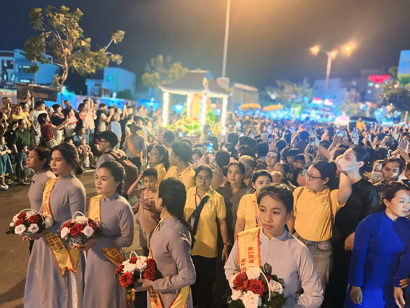 Tối 12/5, đông đảo người dân, phật tử trên địa bàn tỉnh Khánh Hòa có mặt tại sông Cái, TP. Nha Trang để dự đêm hội hoa đăng nhân mùa Phật đản Phật lịch 2569 - Dương lịch 2025.