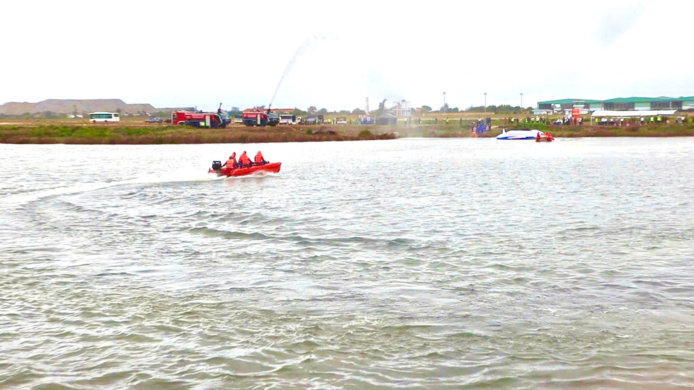 Các phương tiện cứu hộ tiếp cận hiện trường từ nhiều hướng.