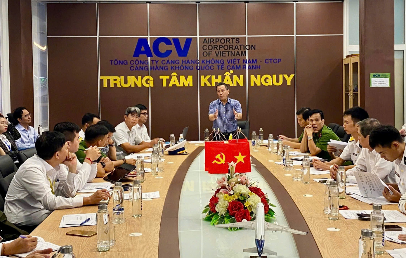 Ban chỉ huy khẩn nguy Cảng Hàng không quốc tế Cam Ranh họp bàn phương án.