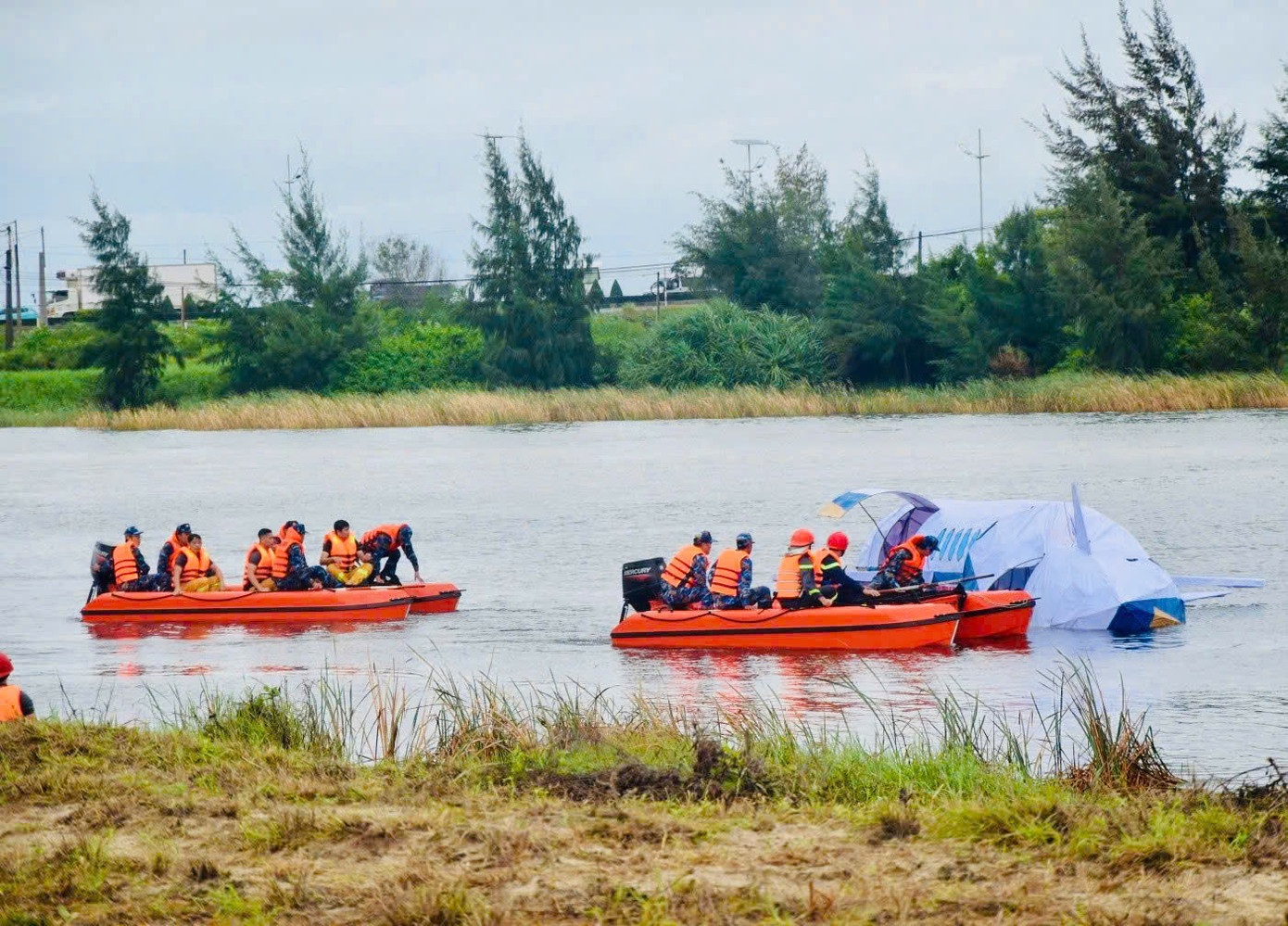 Lực lượng cứu hộ diễn tập giải cứu hành khách khỏi máy bay.