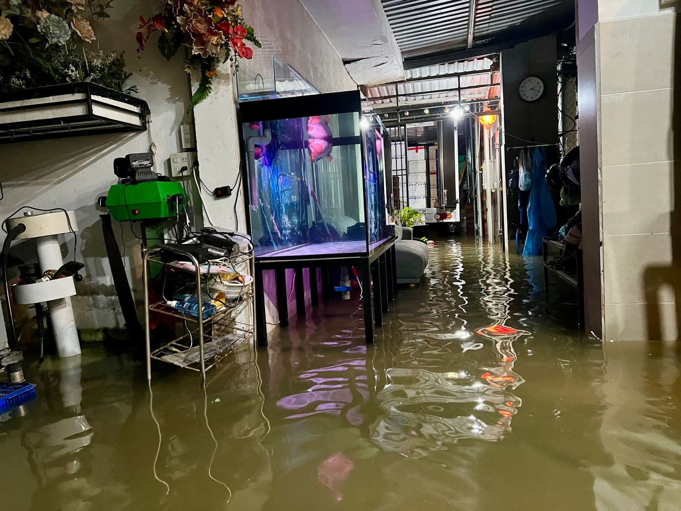 Nhiều hộ dân tại TP Nha Trang bị nước tràn vào nhà. Nhiều hộ dân tại TP Nha Trang bị nước tràn vào nhà.