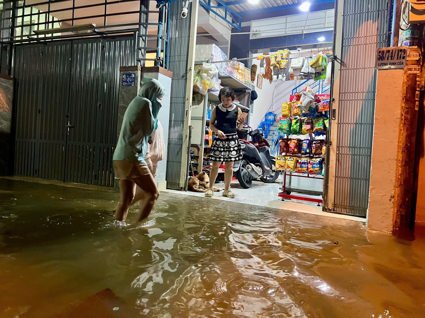 Một số khu vực ở các xã Vĩnh Thạnh, xã Vĩnh Trung (TP Nha Trang) cũng bị ngập. Nhiều hộ dân bị nước tràn vào nhà.