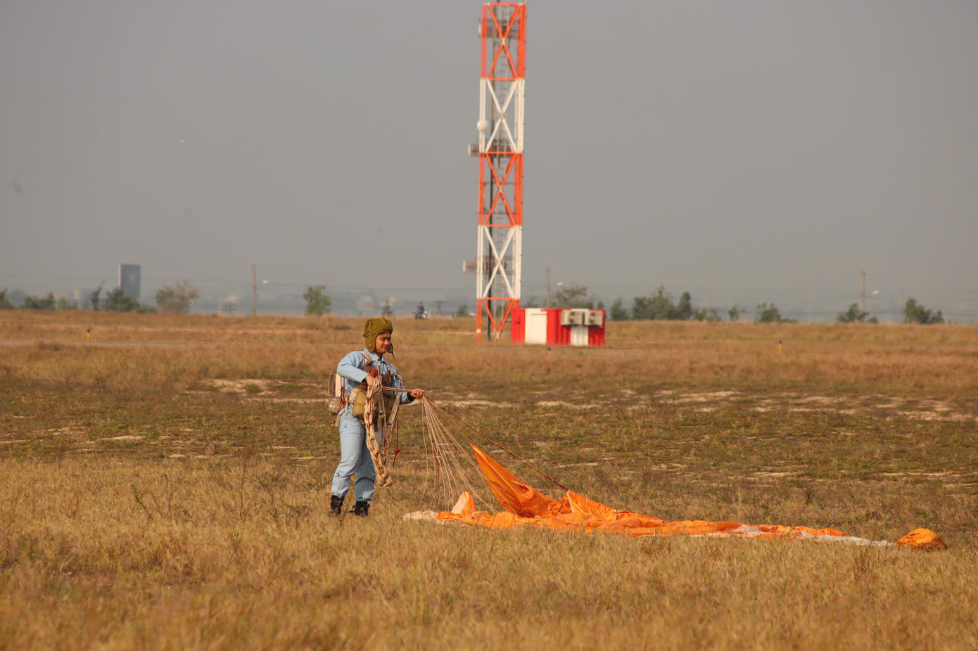 Học viên gấp dù sau khi đã hạ cánh an toàn.