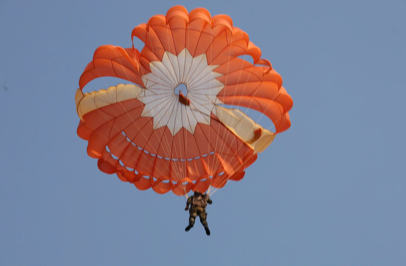 Học viên nhảy dù chuẩn bị tiếp đất.