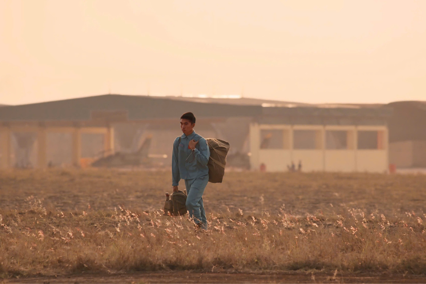 Học viên hoàn thành nhiệm vụ nhảy dù, nhanh chóng trở về nơi tập kết.