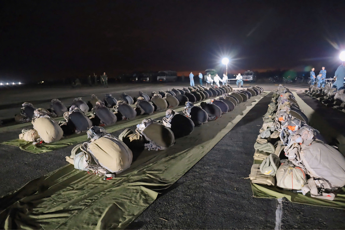 Những túi dù đã được chuẩn bị sẵn sàng cho các học viên.