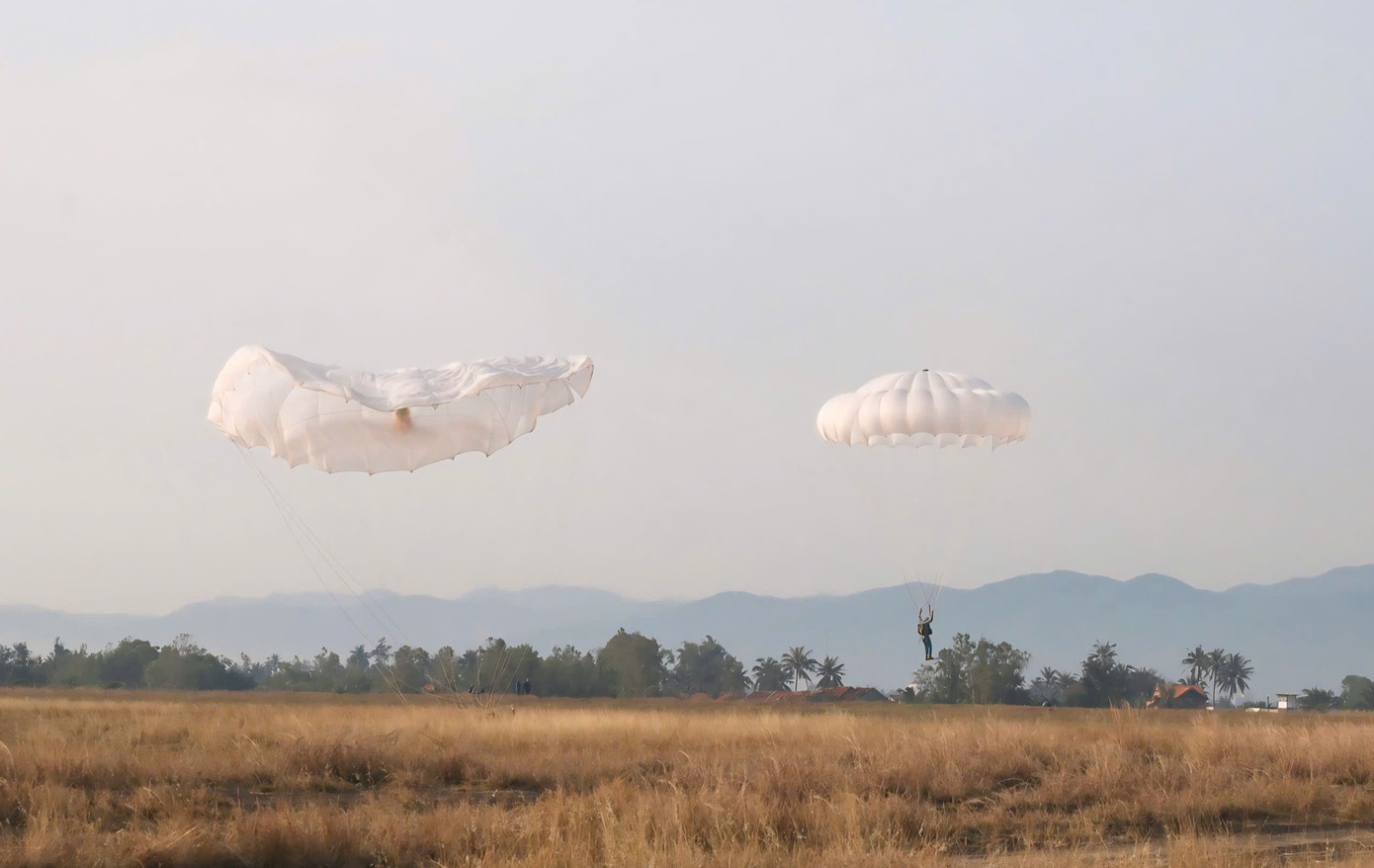 Hai cánh dù cùng nhau tiếp đất.
