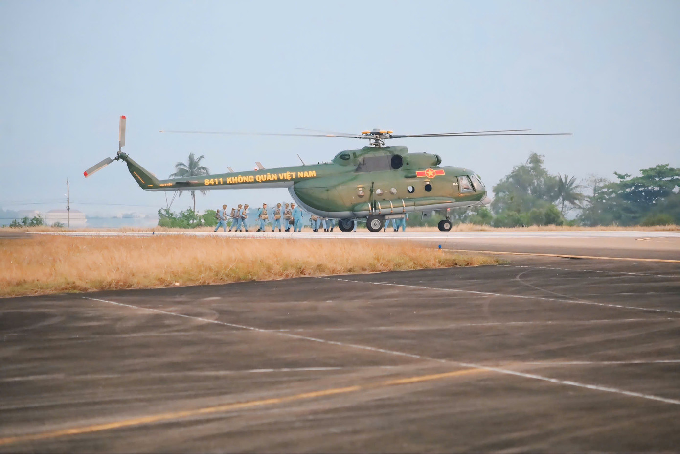 Các học viên di chuyển lên máy bay để thực hiện nhiệm vụ nhảy dù