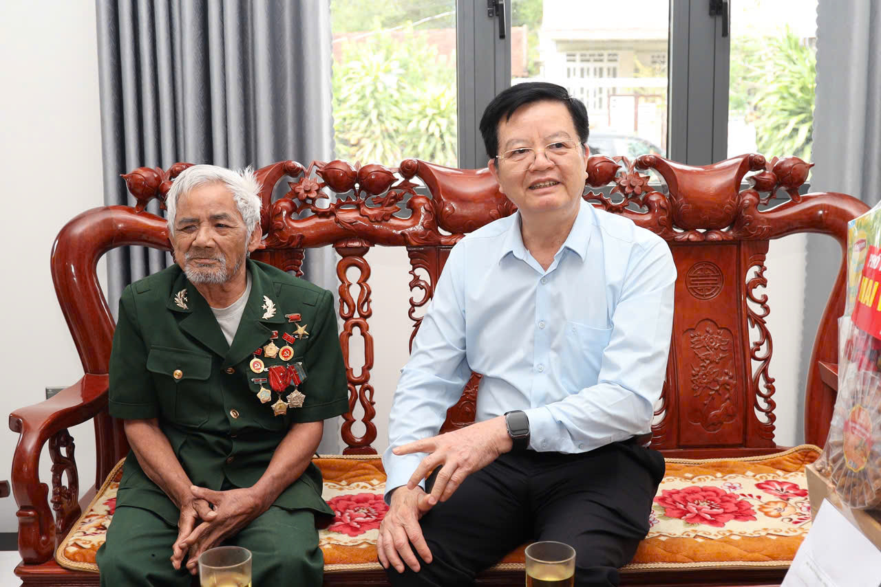 Phó Thủ tướng Mai Văn Chính trò chuyện với ông Bo Bo Tới.