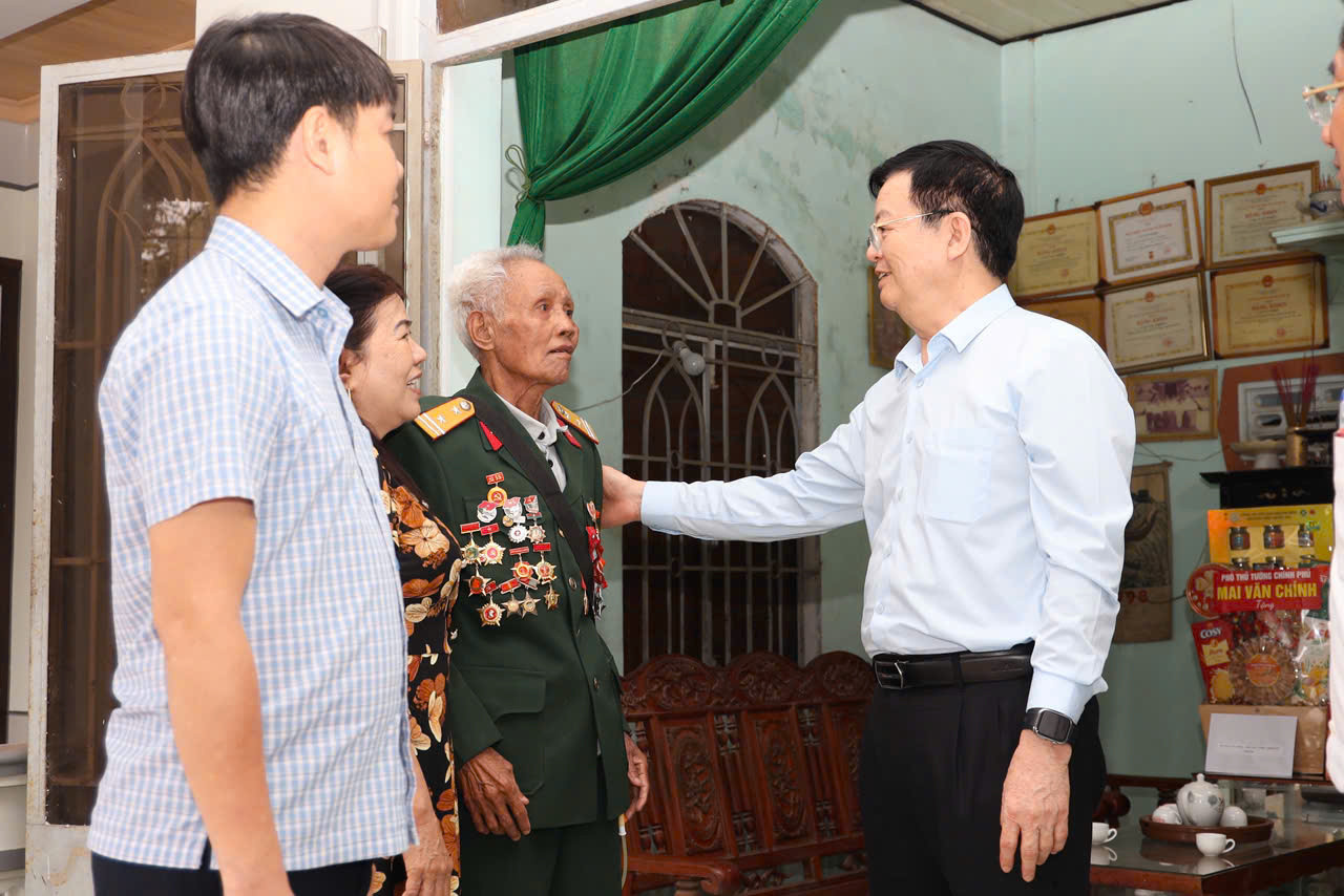 Phó Thủ tướng Chính phủ Mai Văn Chính cùng đoàn công tác thăm gia đình ông Cao Văn Nhiến.