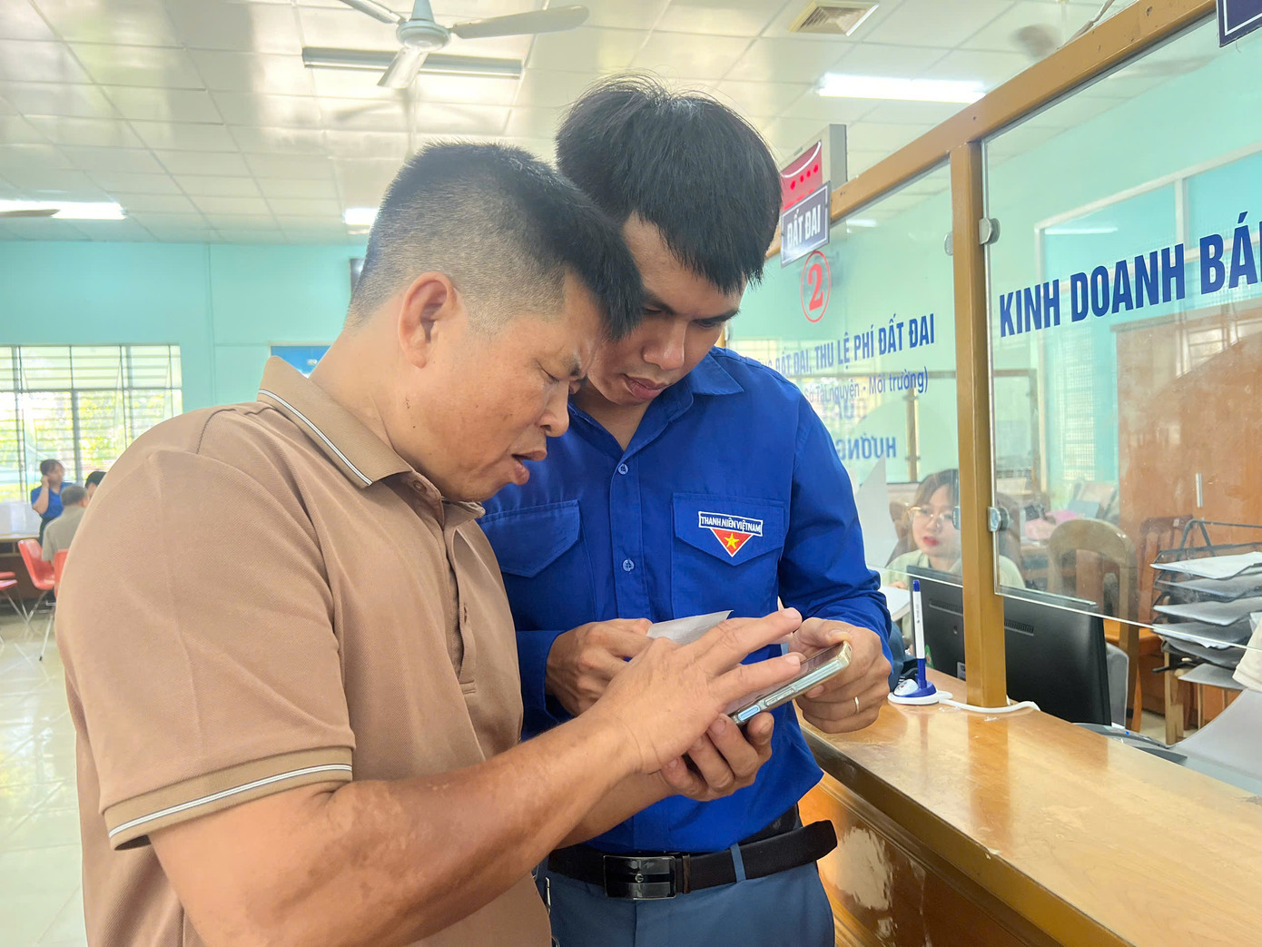 Anh Lý Ngọc Hùng - Bí thư Đoàn phường Cam Ranh, tỉnh Khánh Hòa, hướng dẫn người dân sử dụng phần mềm VNeID.