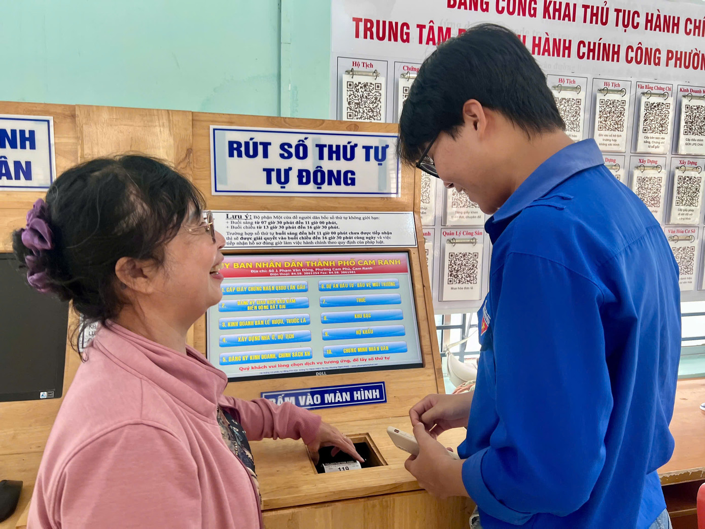 Người dân phường Cam Ranh (tỉnh Khánh Hòa) phấn khởi khi có các thanh niên tình nguyện hỗ trợ giúp rút ngắn thời gian xử lý các thủ tục hành chính.