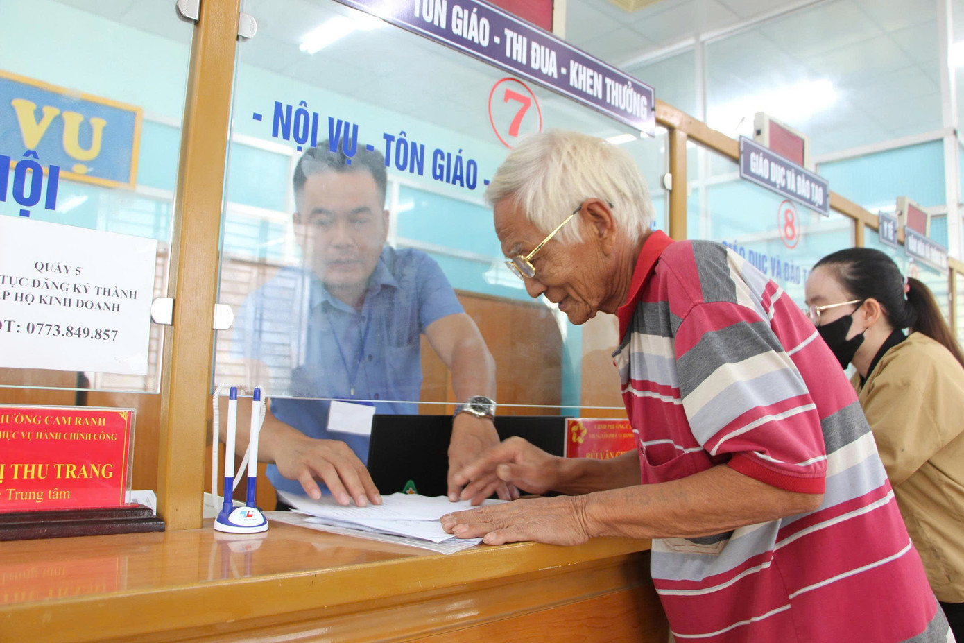 &quot;Những người già như tôi giờ đi làm hồ sơ rất khó khăn, điền thông tin lên mấy tờ giấy đã khó chứ chưa nói đến việc sử dụng phần mềm hiện đại bây giờ. Các cháu có hướng dẫn cũng làm không nhanh được. Do đó, hôm nay đến đây có các cháu thanh niên làm hộ cho một số khâu nên hồ sơ của tôi cũng nhanh hơn&quot;, ông Lắng bộc bạch.