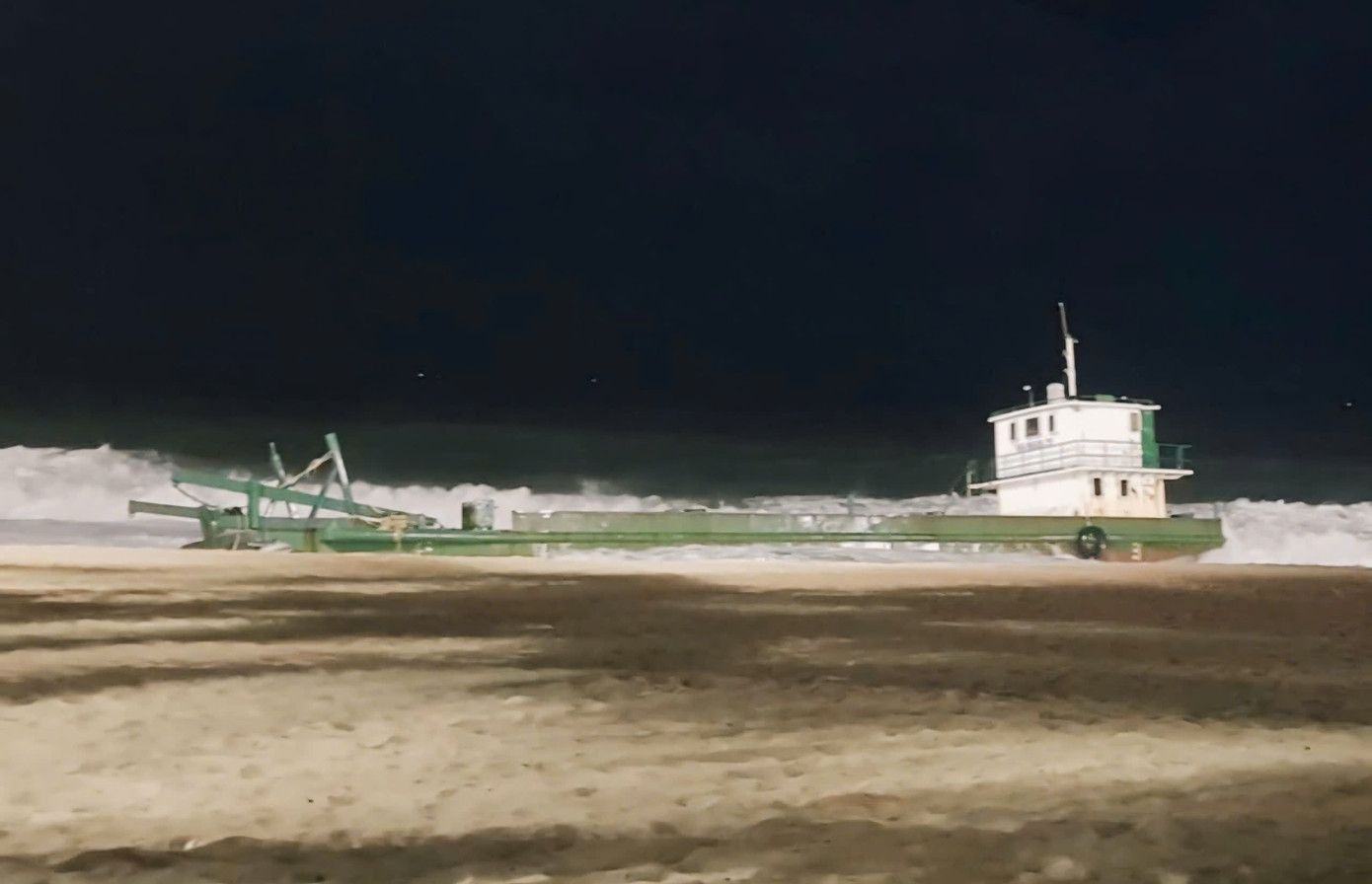 Sà lan mắc cạn tại bãi biển Nha Trang cuối năm 2019. Ảnh: X.H. Sà lan mắc cạn tại bãi biển Nha Trang cuối năm 2019. Ảnh: X.H.