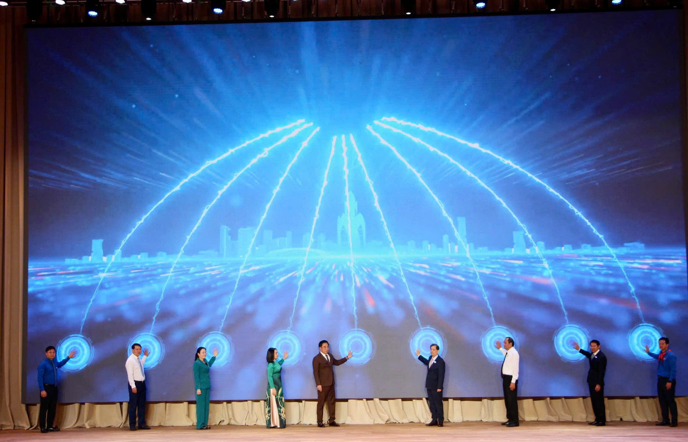 Đại biểu thực hiện nghi thức bấm nút khánh thành Cung văn hóa thiếu nhi tỉnh Khánh Hòa. Đại biểu thực hiện nghi thức bấm nút khánh thành Cung văn hóa thiếu nhi tỉnh Khánh Hòa.