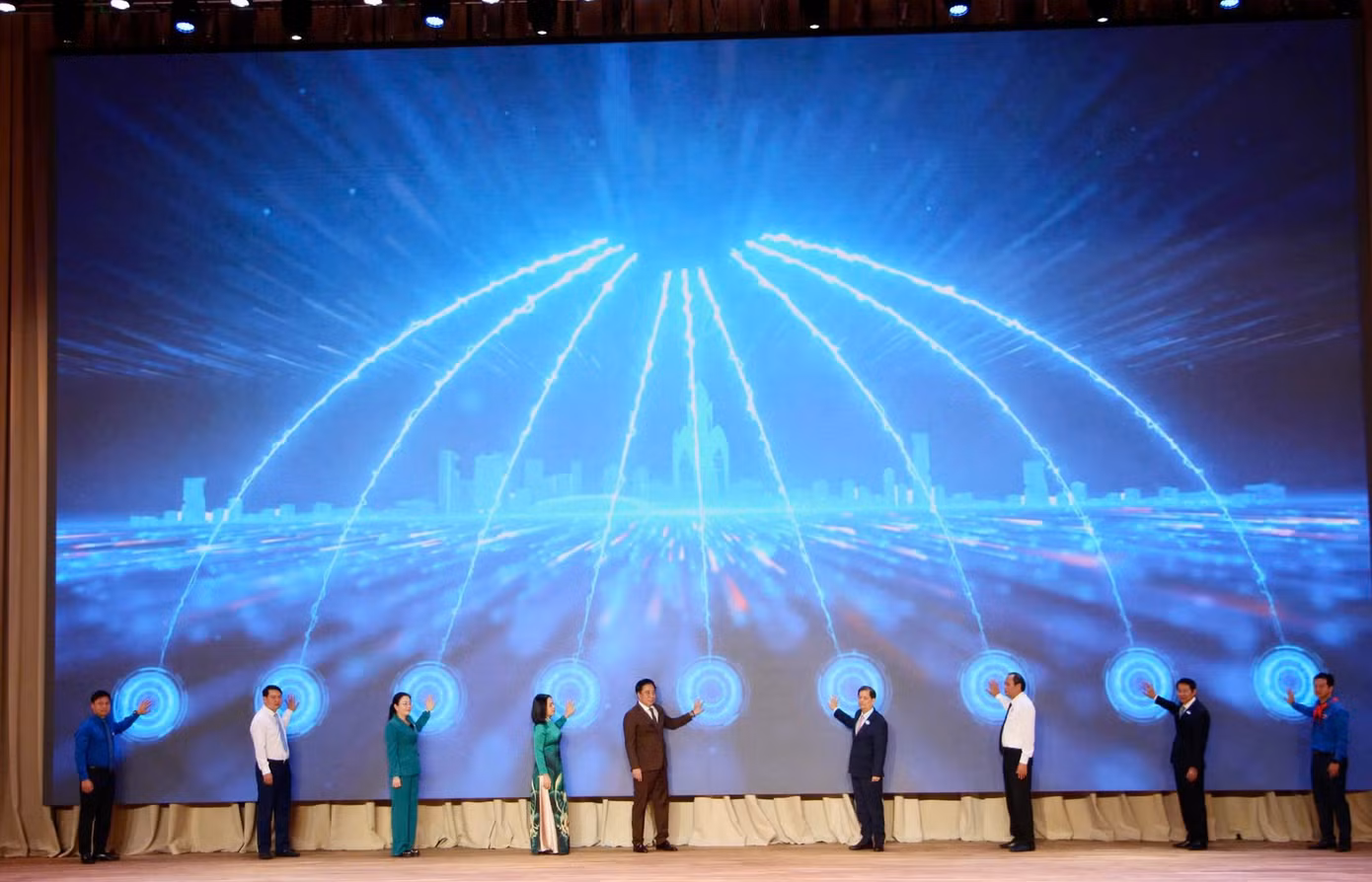 Đại biểu thực hiện nghi thức bấm nút khánh thành Cung văn hóa thiếu nhi tỉnh Khánh Hòa.